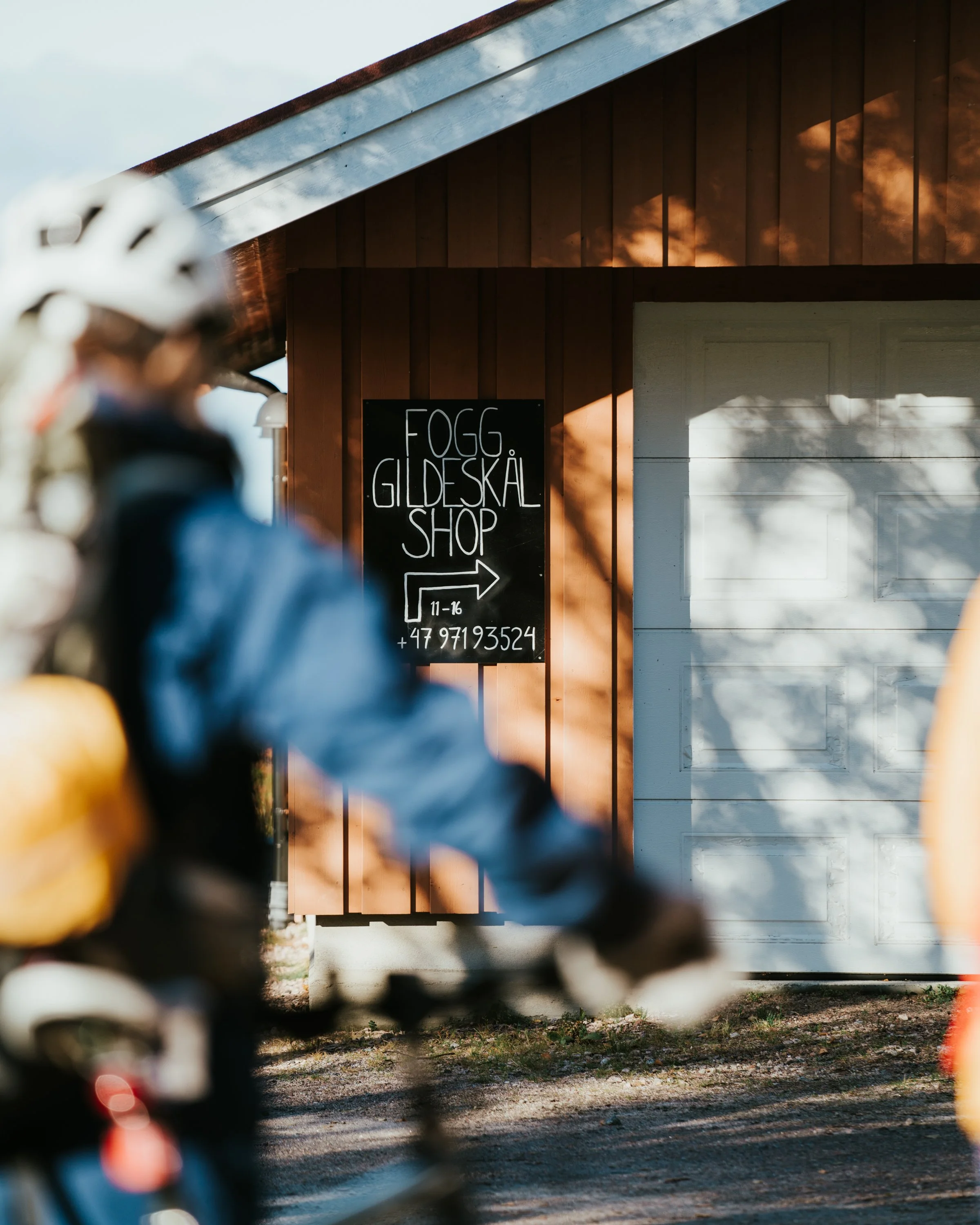 Photographer with a documentary and journalistic style, covering events, weddings, and corporate assignments in the Arctic and Northern Norway. Experience from Bodø, Tromsø, Lofoten, and the Nordland region.