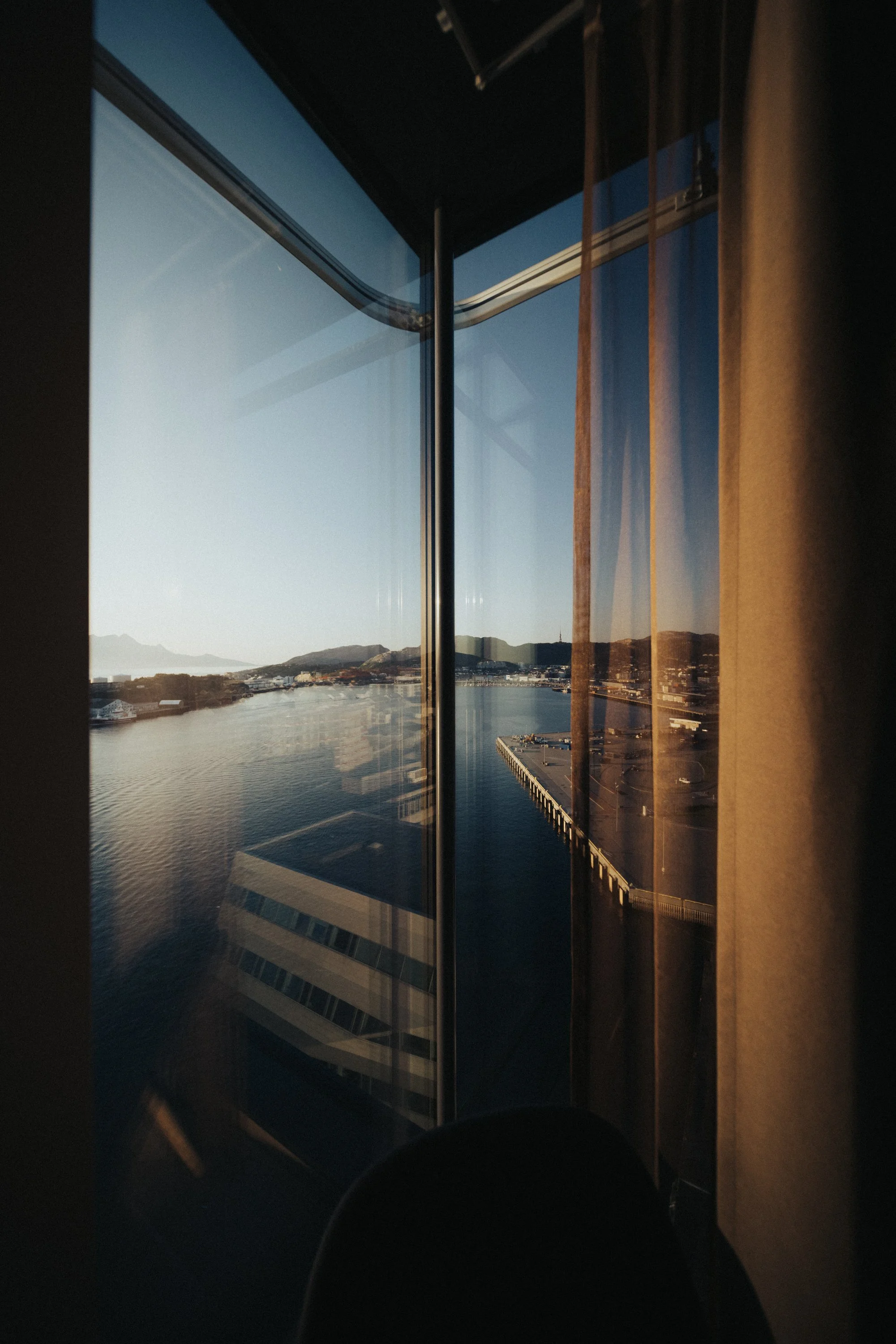 Photographer with a documentary and journalistic style, covering events, weddings, and corporate assignments in the Arctic and Northern Norway. Experience from Bodø, Tromsø, Lofoten, and the Nordland region.