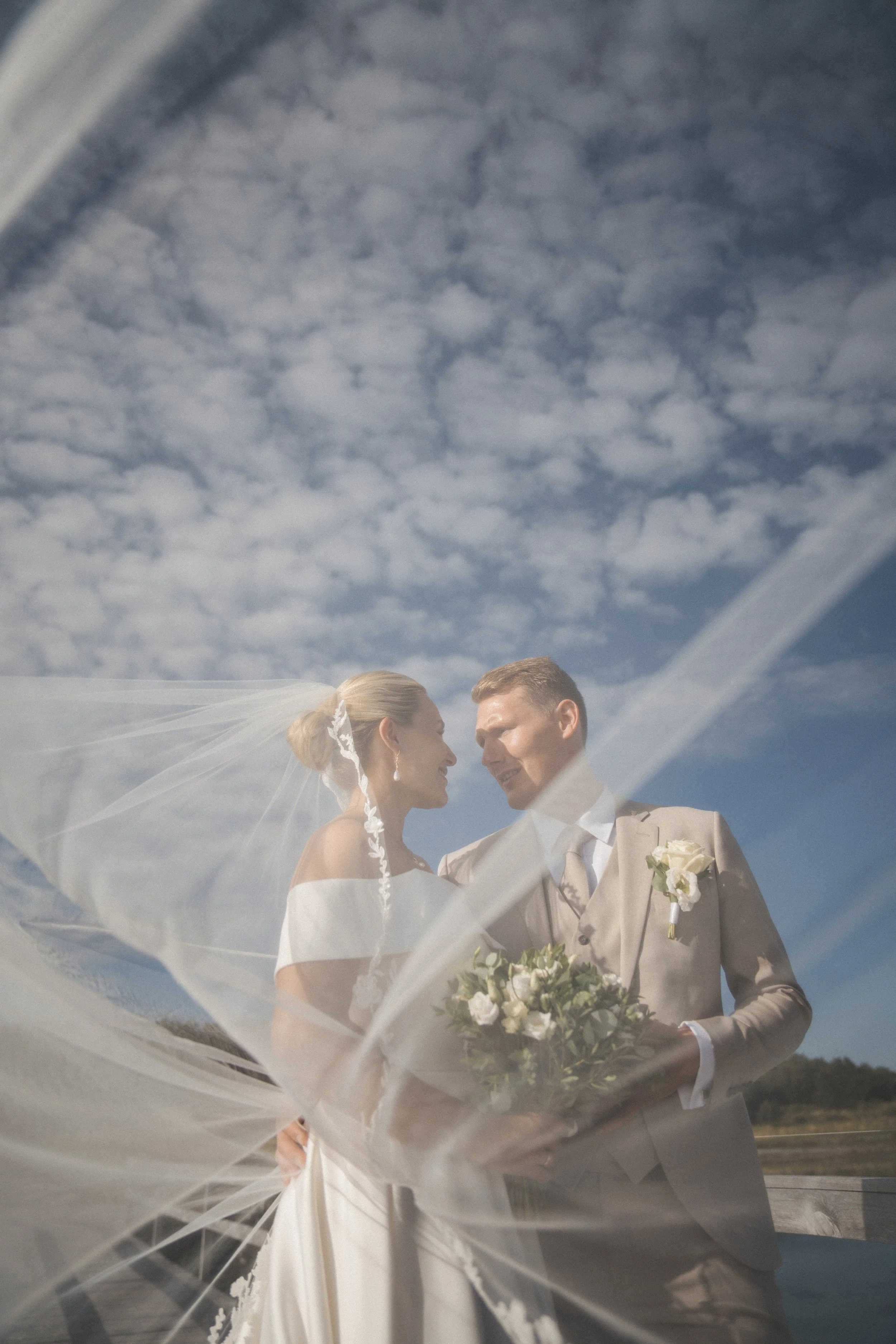 Photographer with a documentary and journalistic style, covering events, weddings, and corporate assignments in the Arctic and Northern Norway. Experience from Bodø, Tromsø, Lofoten, and the Nordland region.