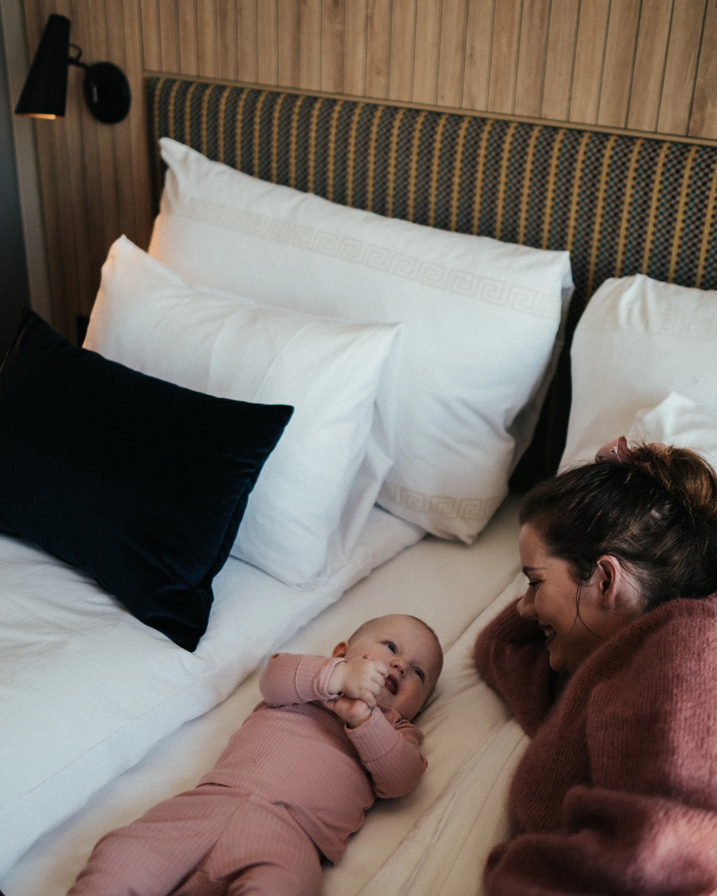 Photographer with a documentary and journalistic style, covering events, weddings, and corporate assignments in the Arctic and Northern Norway. Experience from Bodø, Tromsø, Lofoten, and the Nordland region.