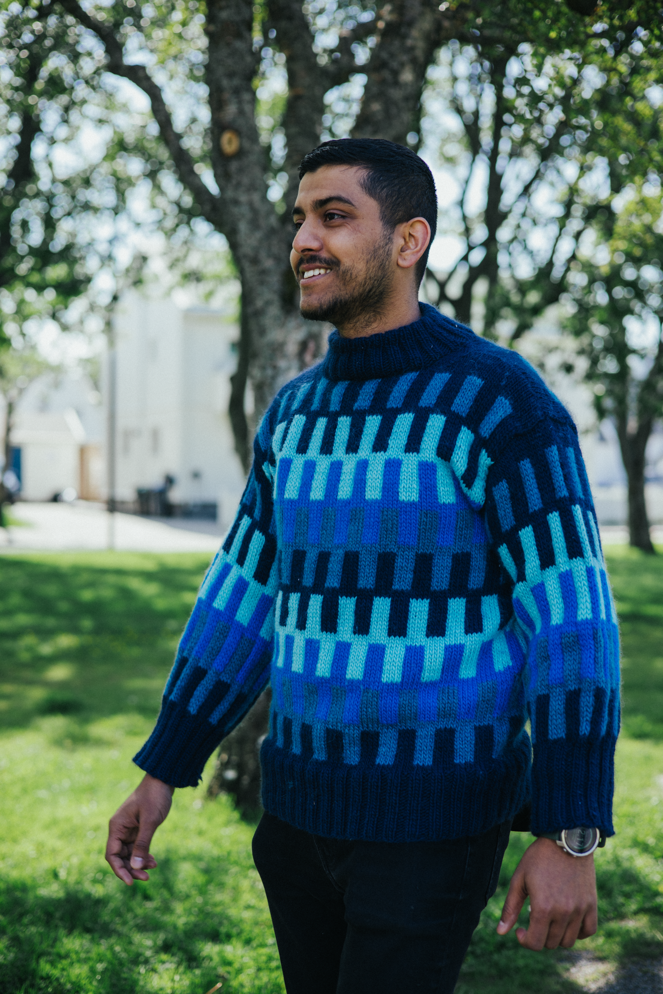 Photographer with a documentary and journalistic style, covering events, weddings, and corporate assignments in the Arctic and Northern Norway. Experience from Bodø, Tromsø, Lofoten, and the Nordland region.