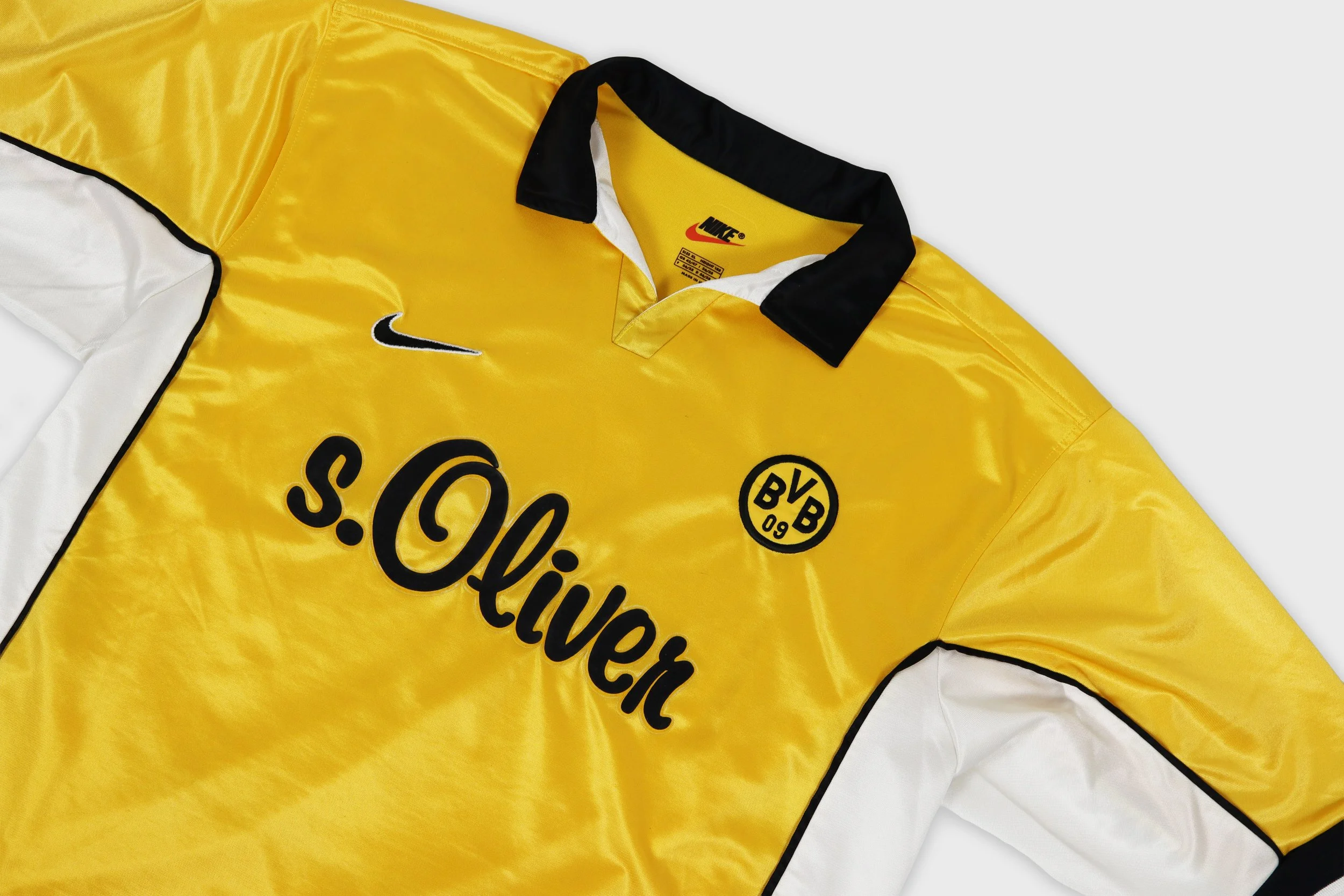 Borussia Dortmund 1998 Nike home jersey detail