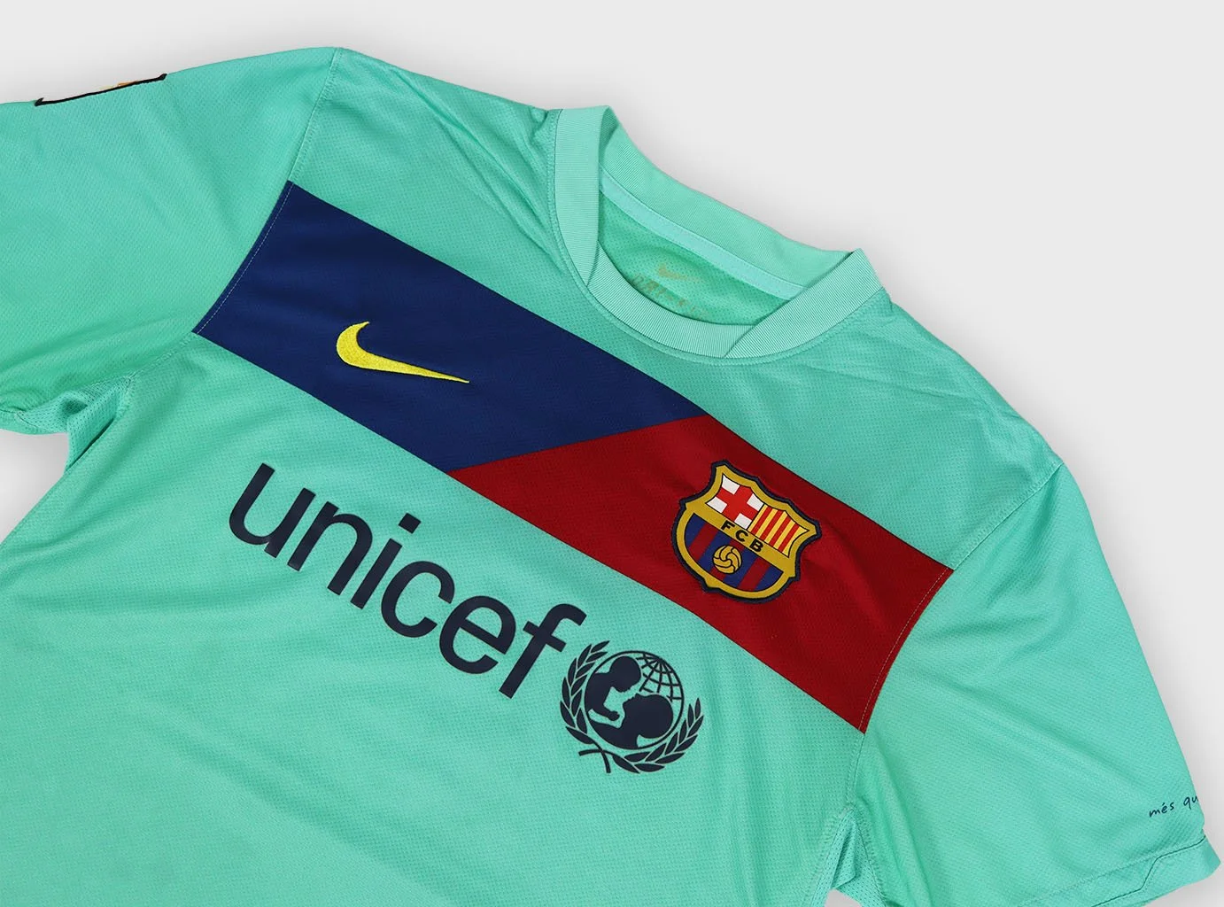 FC Barcelona 2010 Nike Iniesta away jersey detail