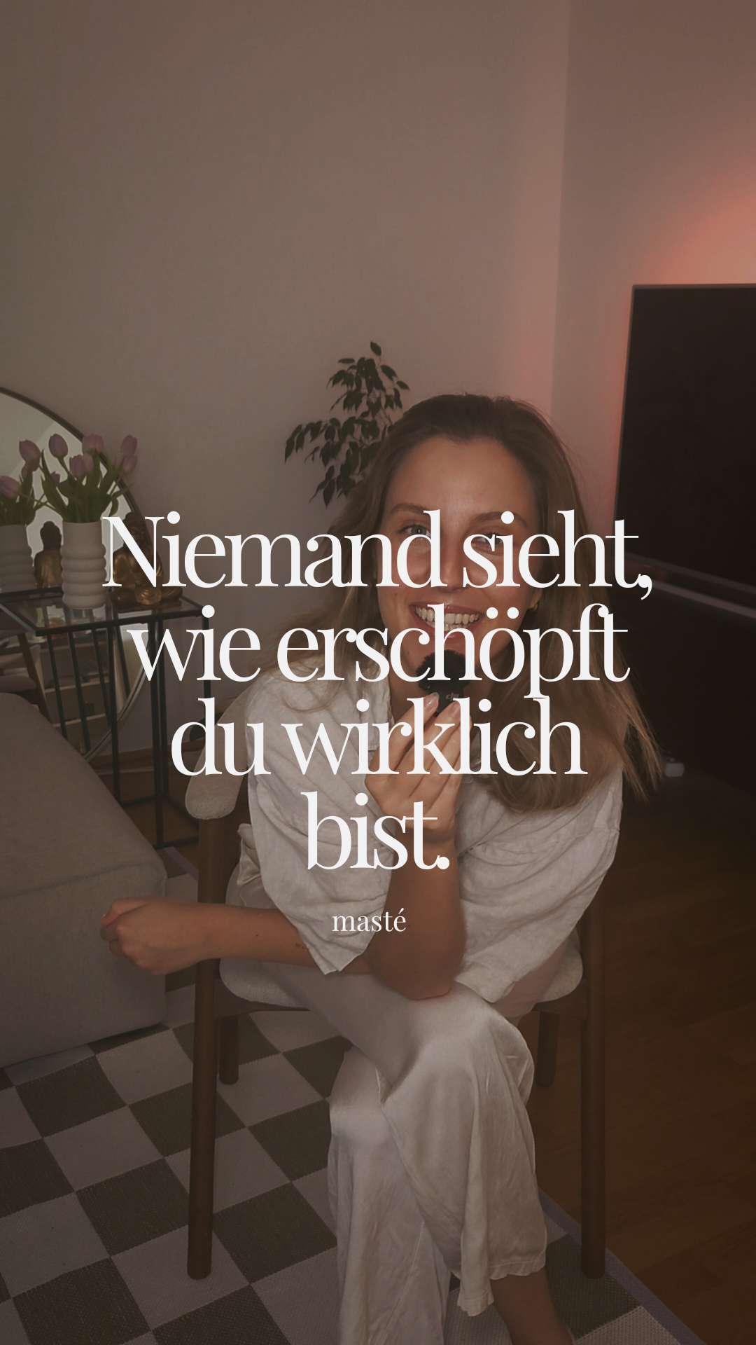 Cover eines Instagram Reels. Eine lachende Frau sitzt in einem Wohnzimmer mit einem Fernseher, einem Spiegel, einer Pflanze und Vasen mit Tulpen.