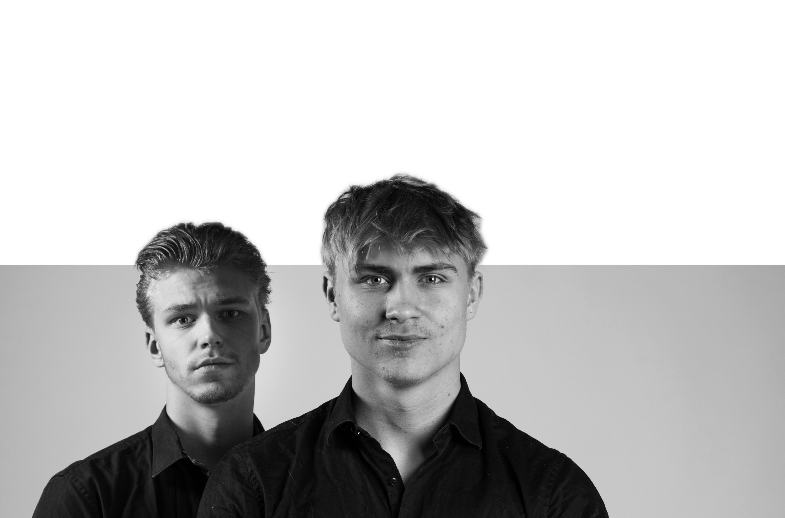 Kaksi nuorta miestä, toinen lähimpänä kameraa, molemmat mustissa kauluspaidoissa, mustavalkoisessa kuvassa, taustalla katkoviivainen kuvio.
