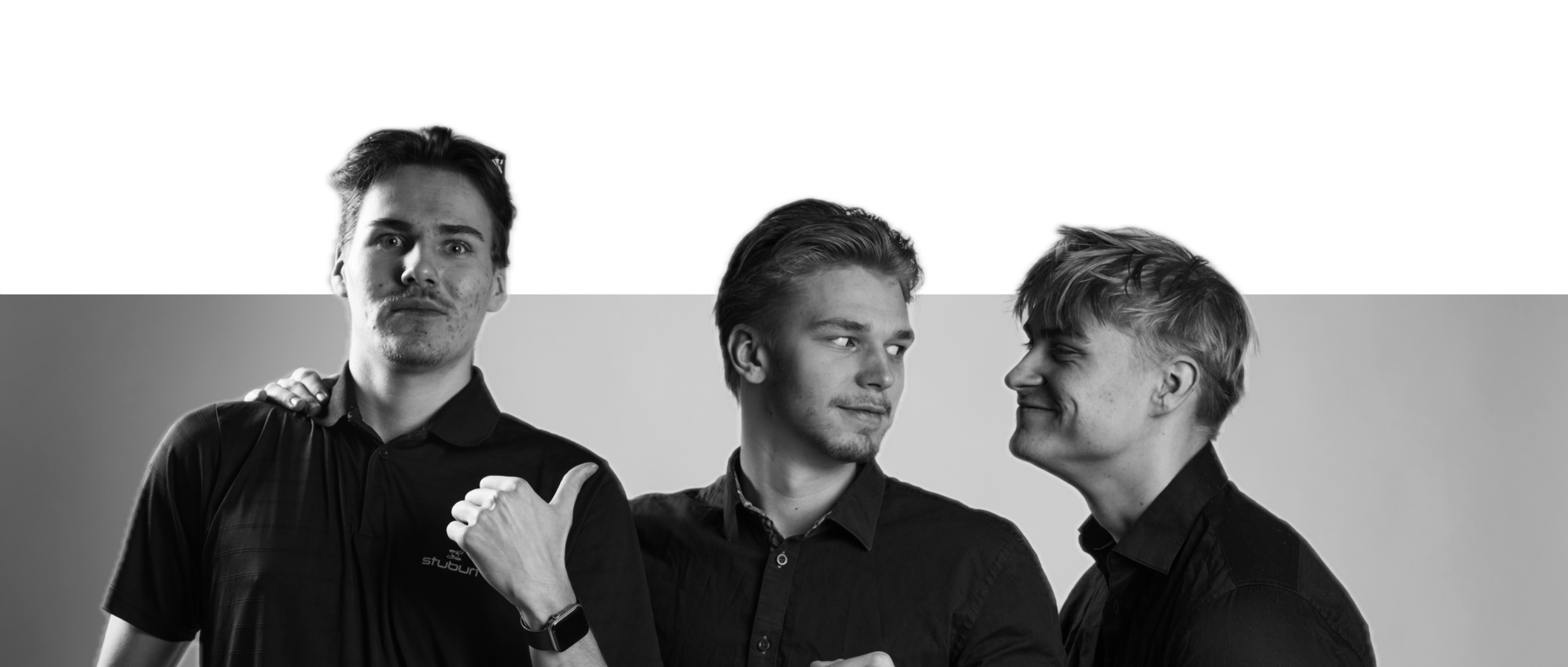 Kolm miestä katselee toisiaan, toinen naisryhmä, ja yksi mies osoittaa sormella toista.