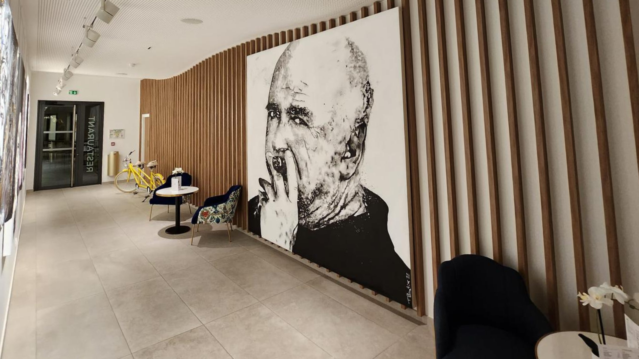 amenagement-salle-attente-professionnel-mur-sur-mesure-pose-piece-art-luminaire-16.9.png