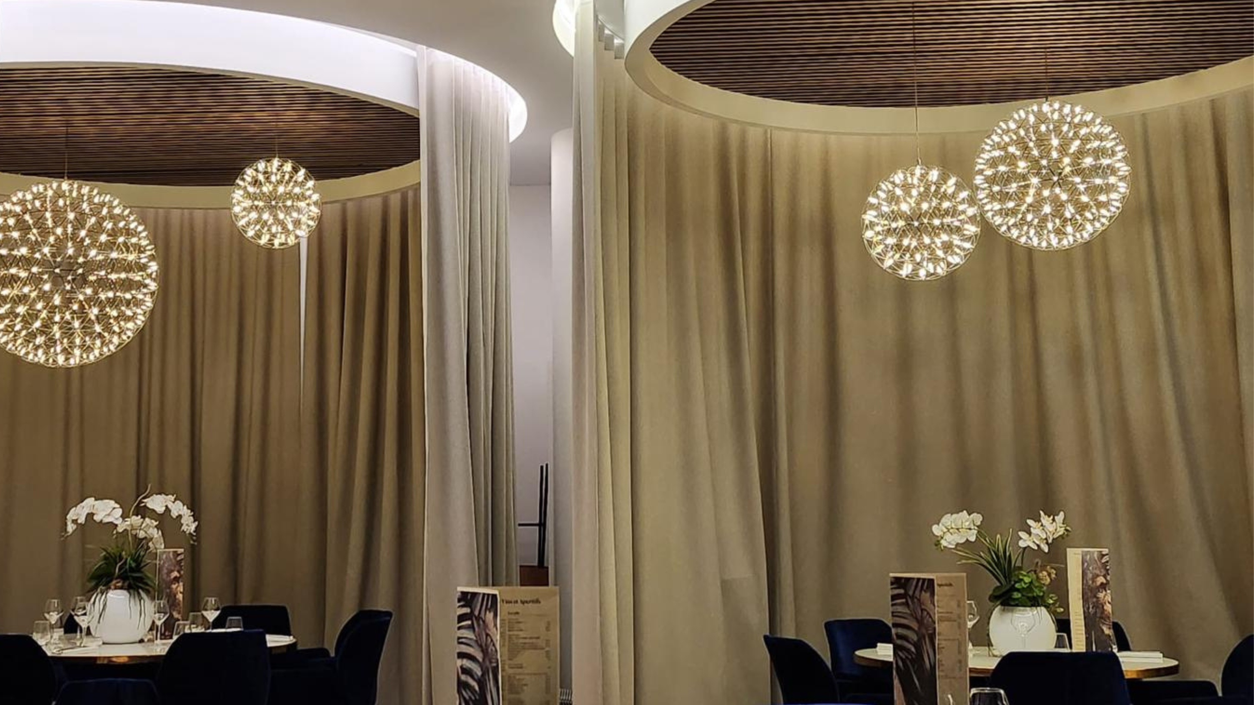 amenagement-restaurant-salle-de-reception-luminaire-rideaux-table-sur-mesure-16.9.png