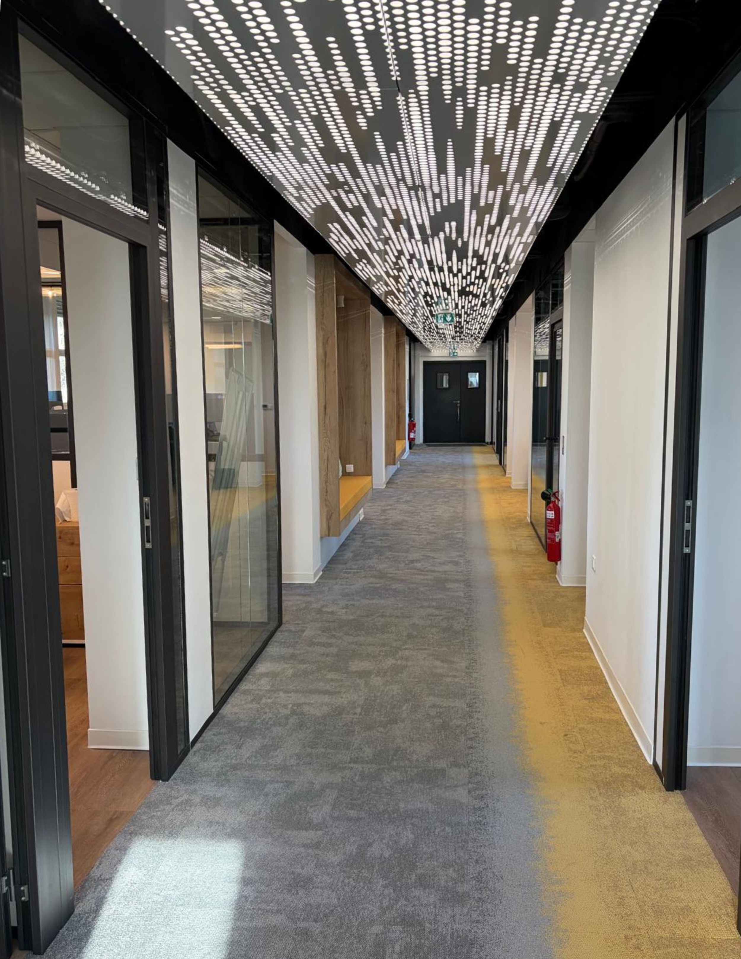 image-couloir-bureau-professionnel-plafond-decoratif-sur-mesure-luminaire-intégré-9.16.png