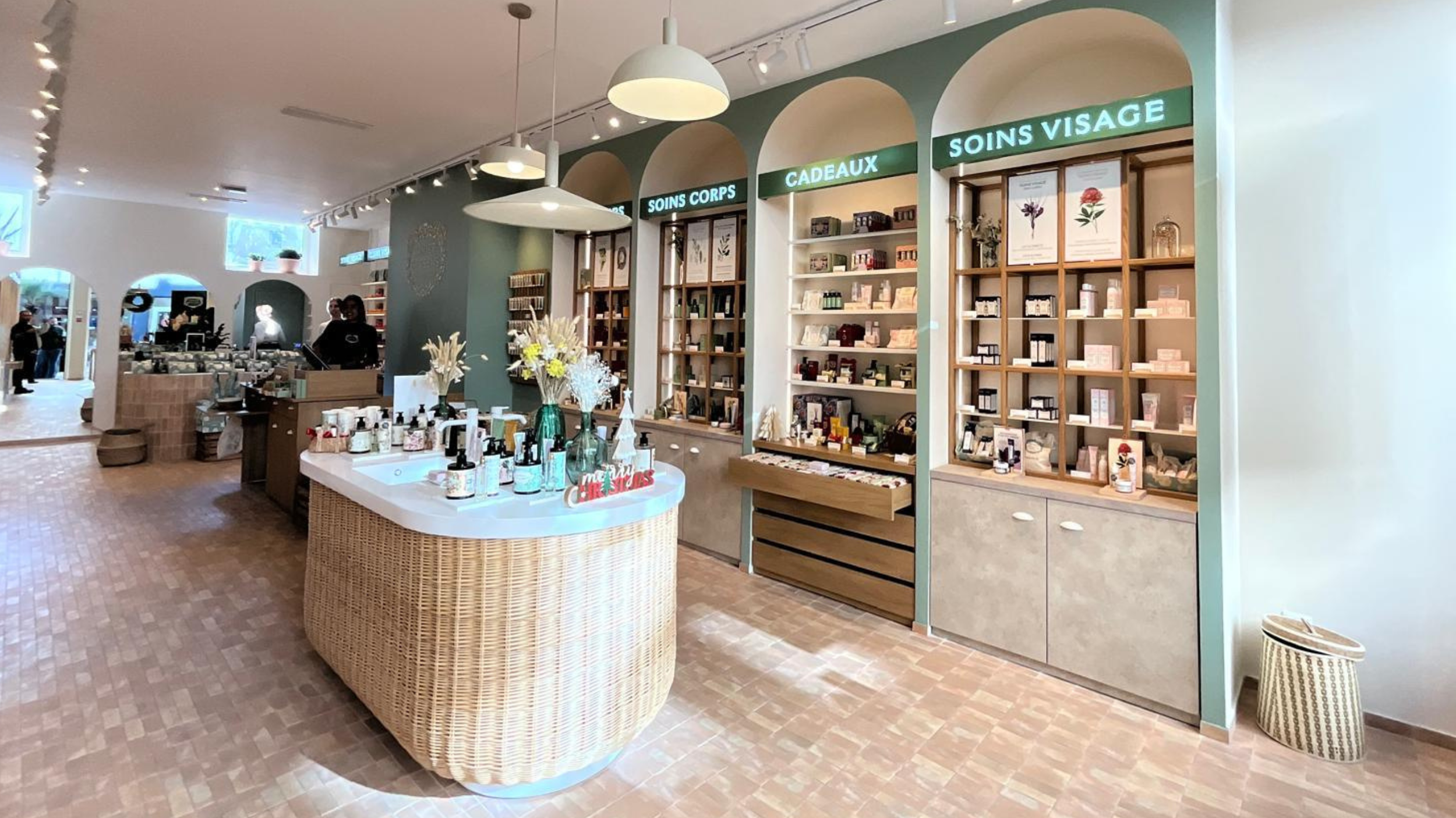 rénovation-magasin-produit-beaute-presentoire-sur-mesure-16.9.png