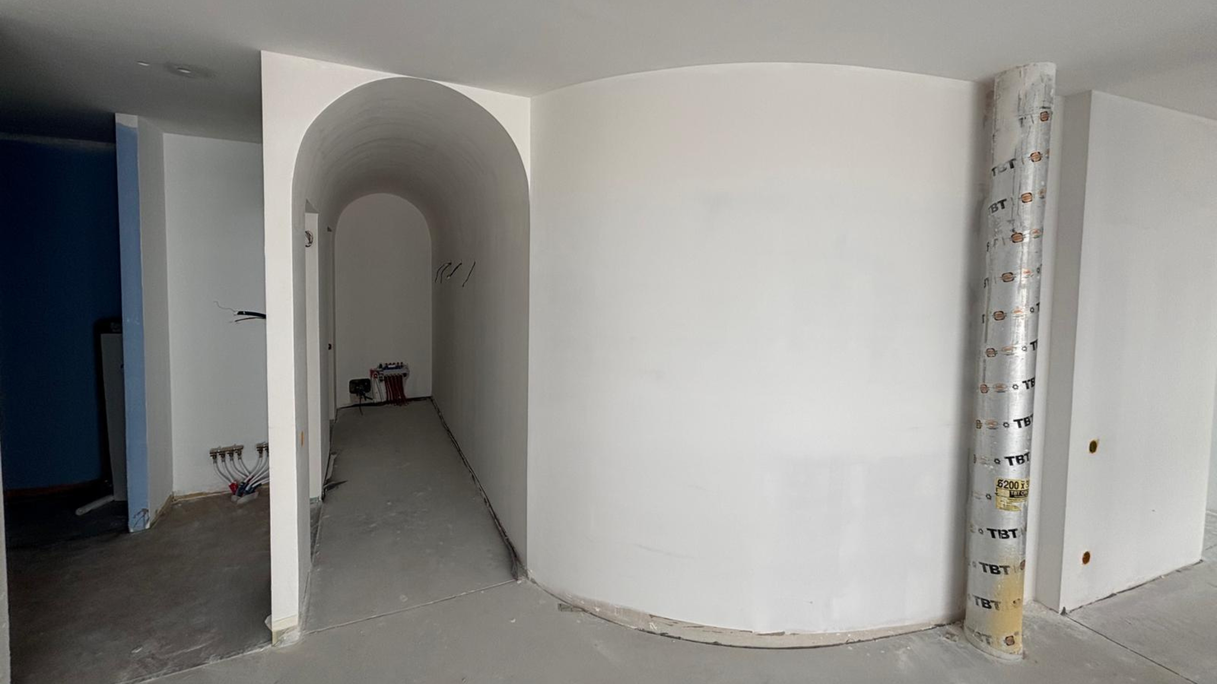 image-couloir-mur-arrondis-sur-mesure-maison-particulier-16.9.png