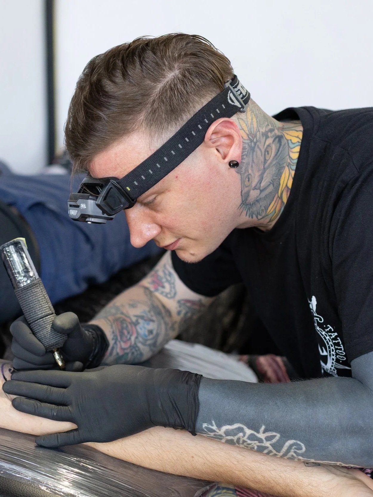 Chris tätowiert auf dem Leylines Tattoo & Piercing Sommerfest 2026