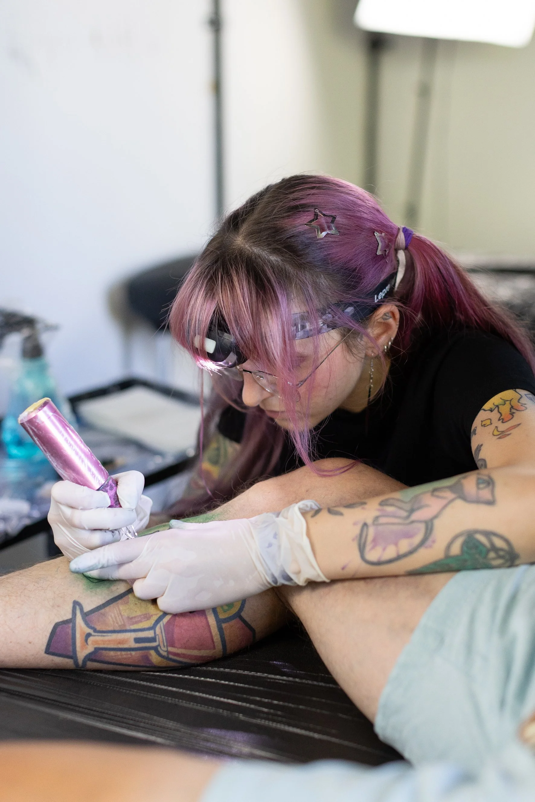 Laura tätowiert auf dem Leylines Tattoo & Piercing Sommerfest 2026