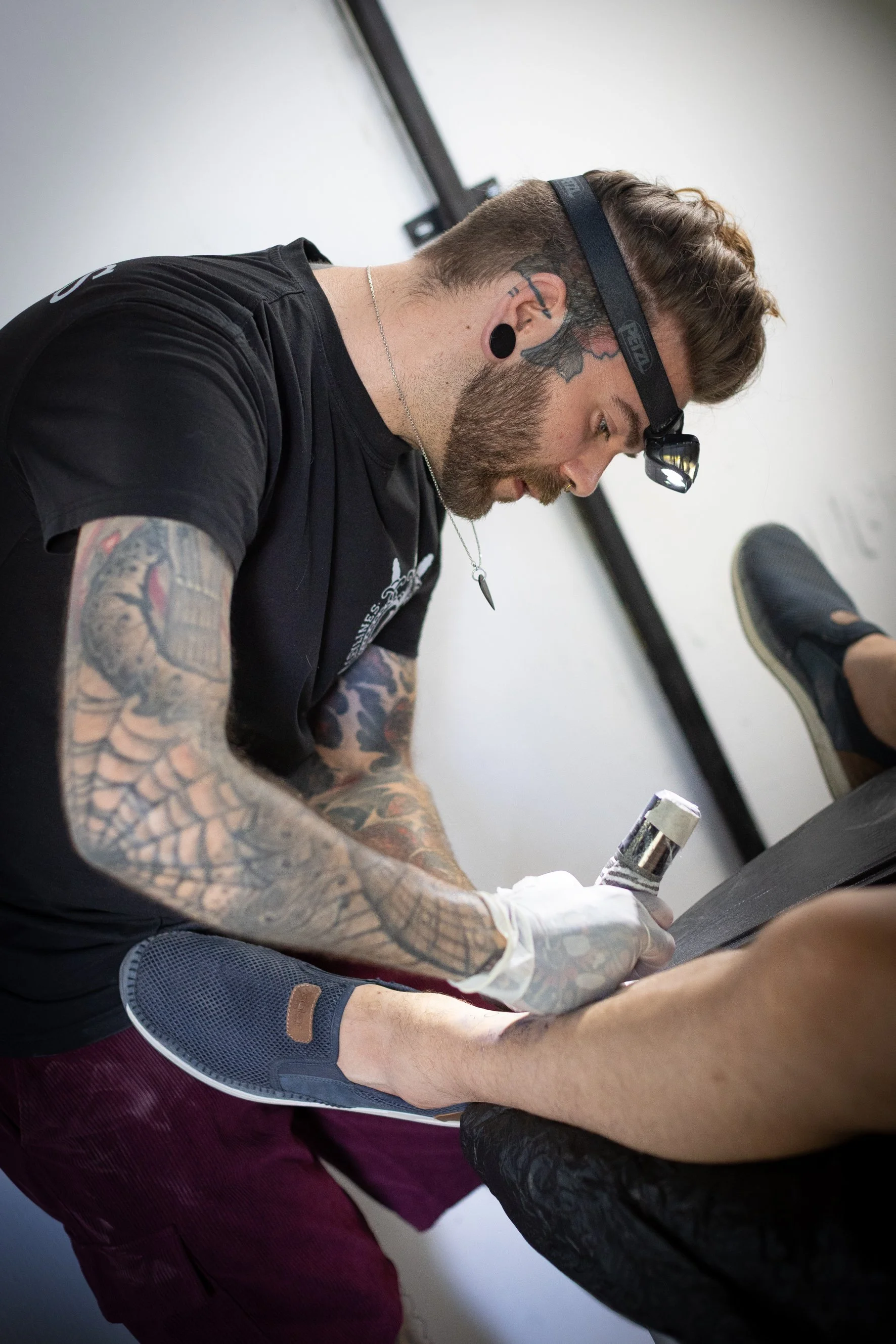 Tizian tätowiert auf dem Leylines Tattoo & Piercing Sommerfest 2026