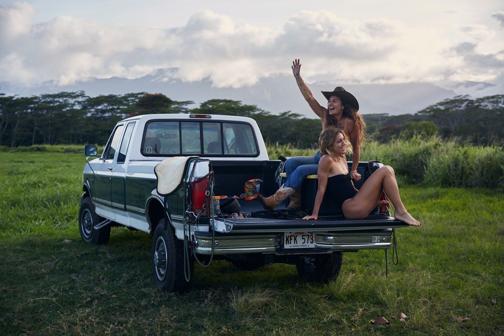 kauai-truck-women-waving-julianwalter.jpg