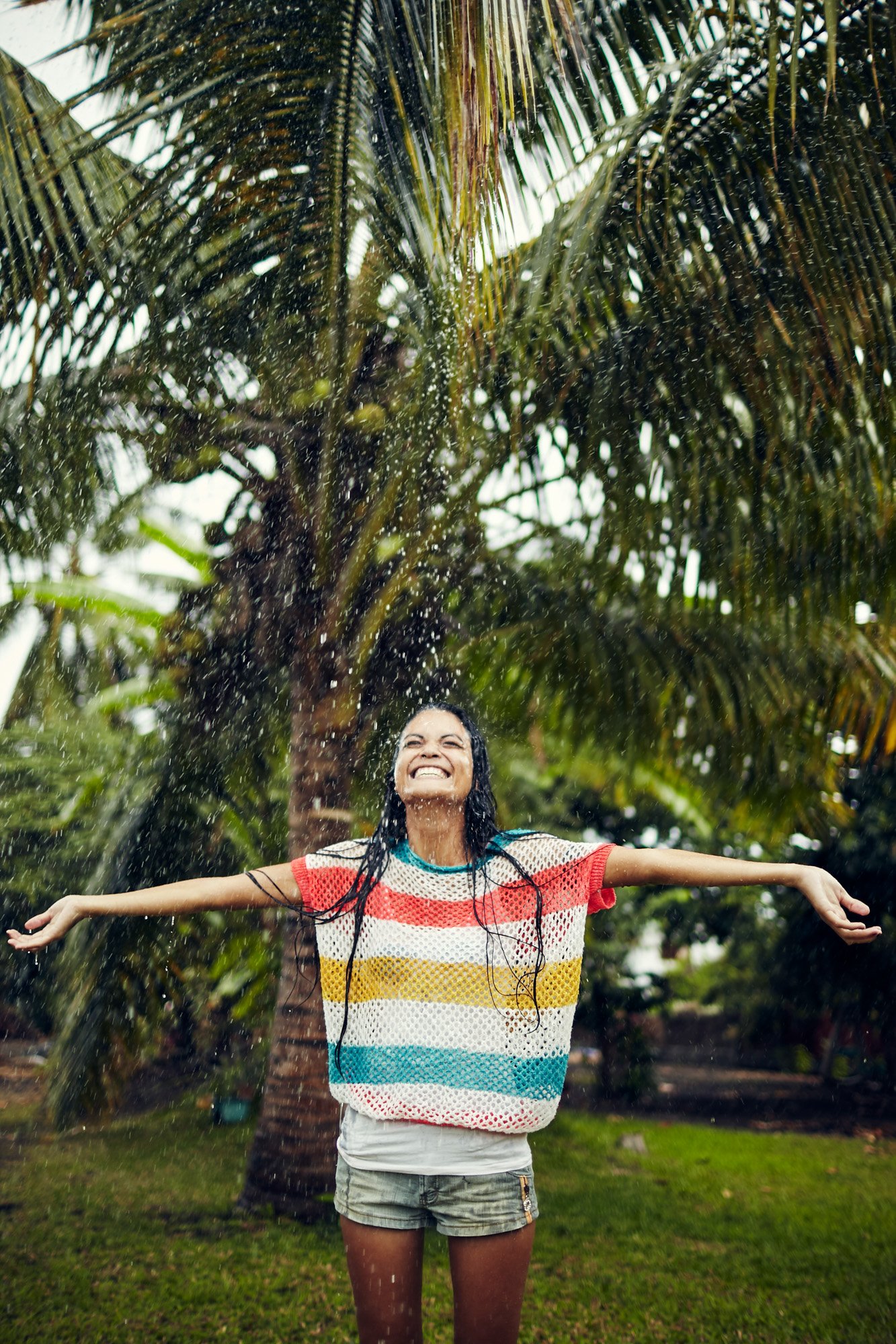 tahiti-woman-rain-happy-julianwalter.jpg