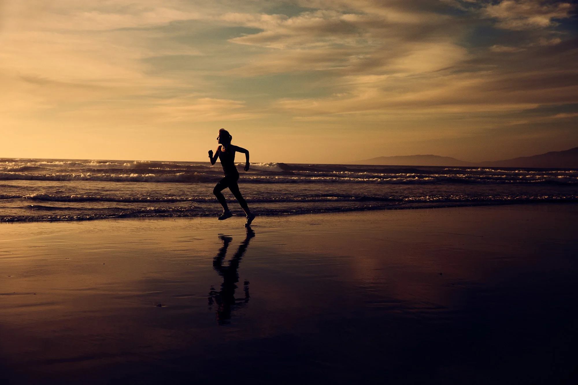 woman-running-oceanbeach-sanfrancisco-sunset-julianwalter.jpg