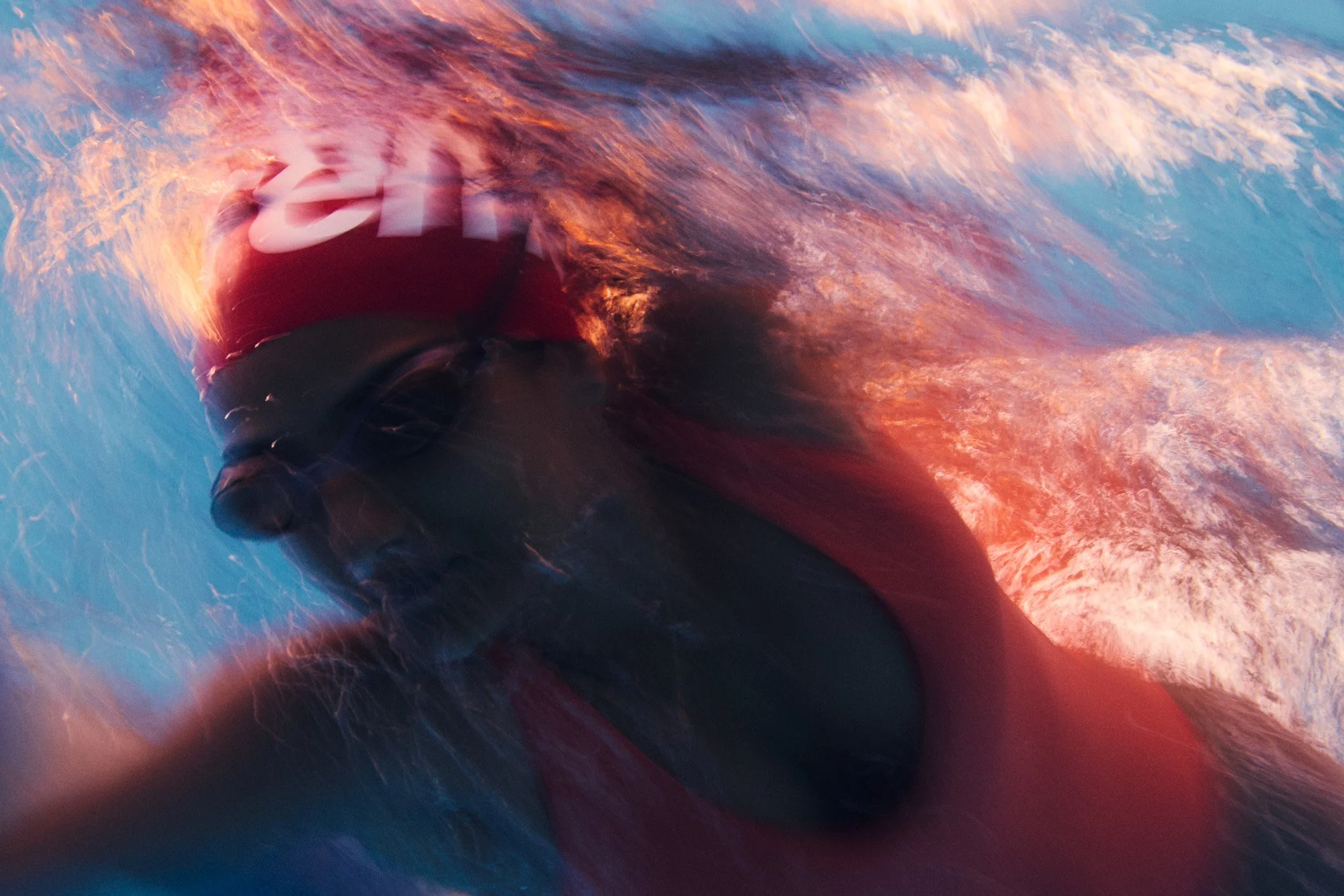 blurry-underwater-shutterdrag-swimmer-pool-julianwalter.jpg