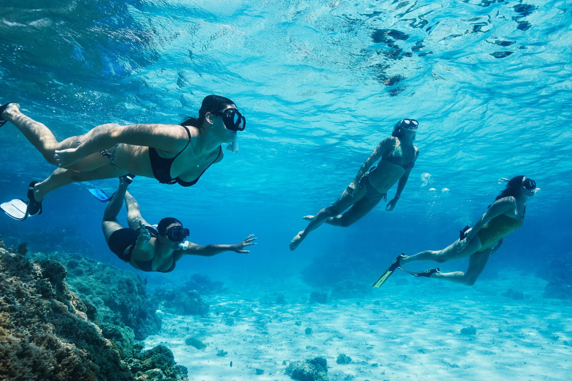 women-swimming-underwater-borabora-tahiti-julianwalter.jpg