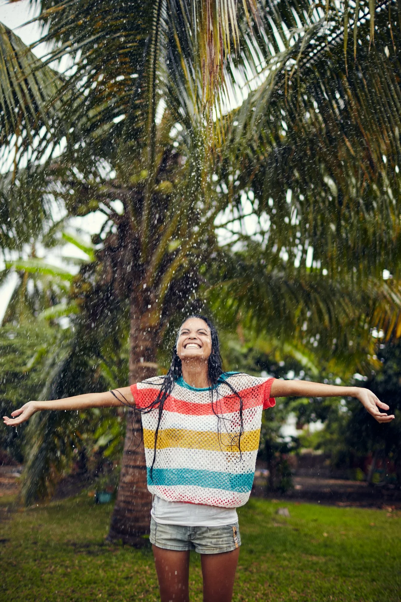 julianwalter-happy-woman-rain-tahiti-frenchpolynesia.jpg
