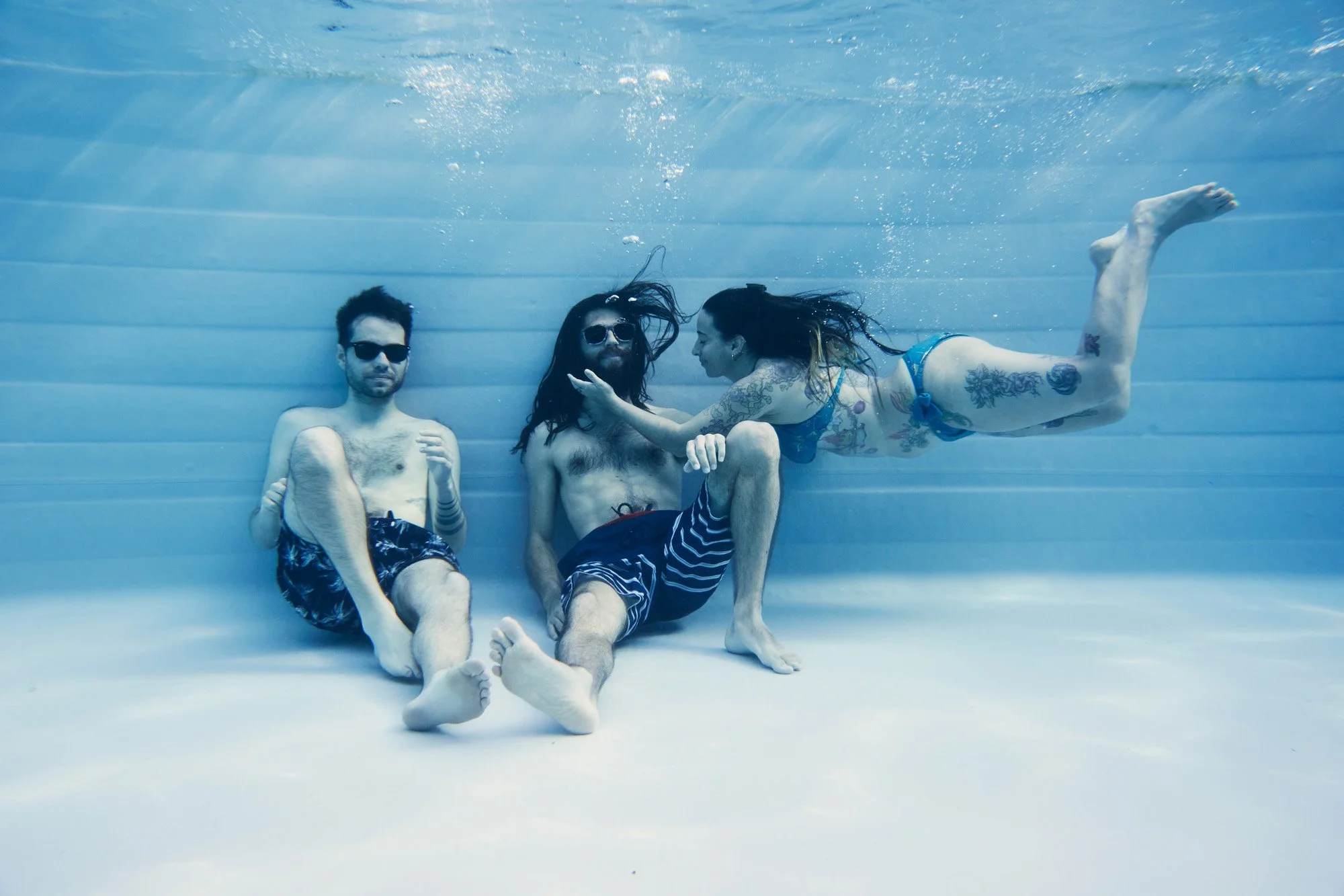 underwater-friends-pool-julianwalter.jpg