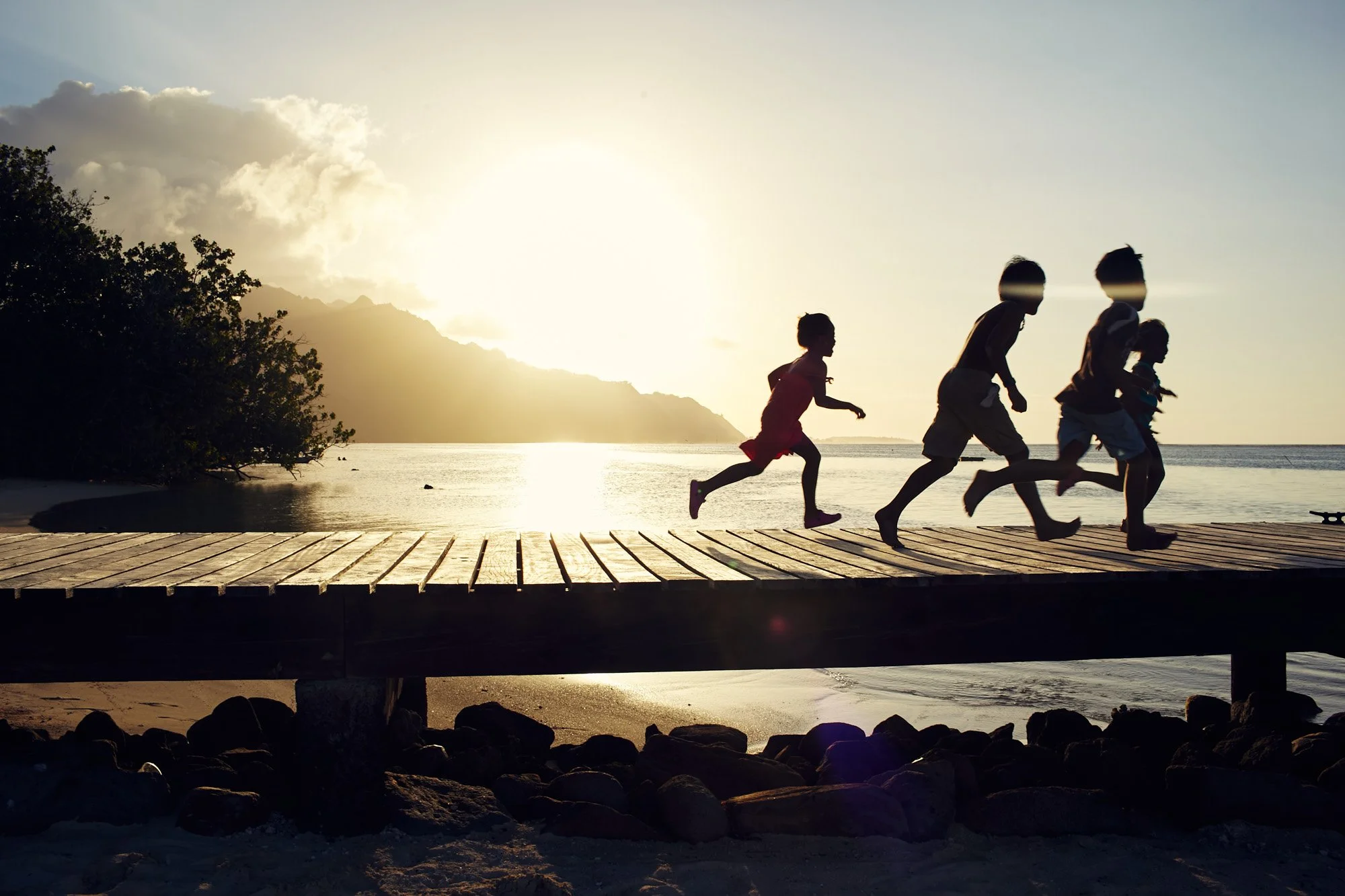 julianwalter-silhouettes-sunset-kids-moorea-frenchpolynesia.jpg