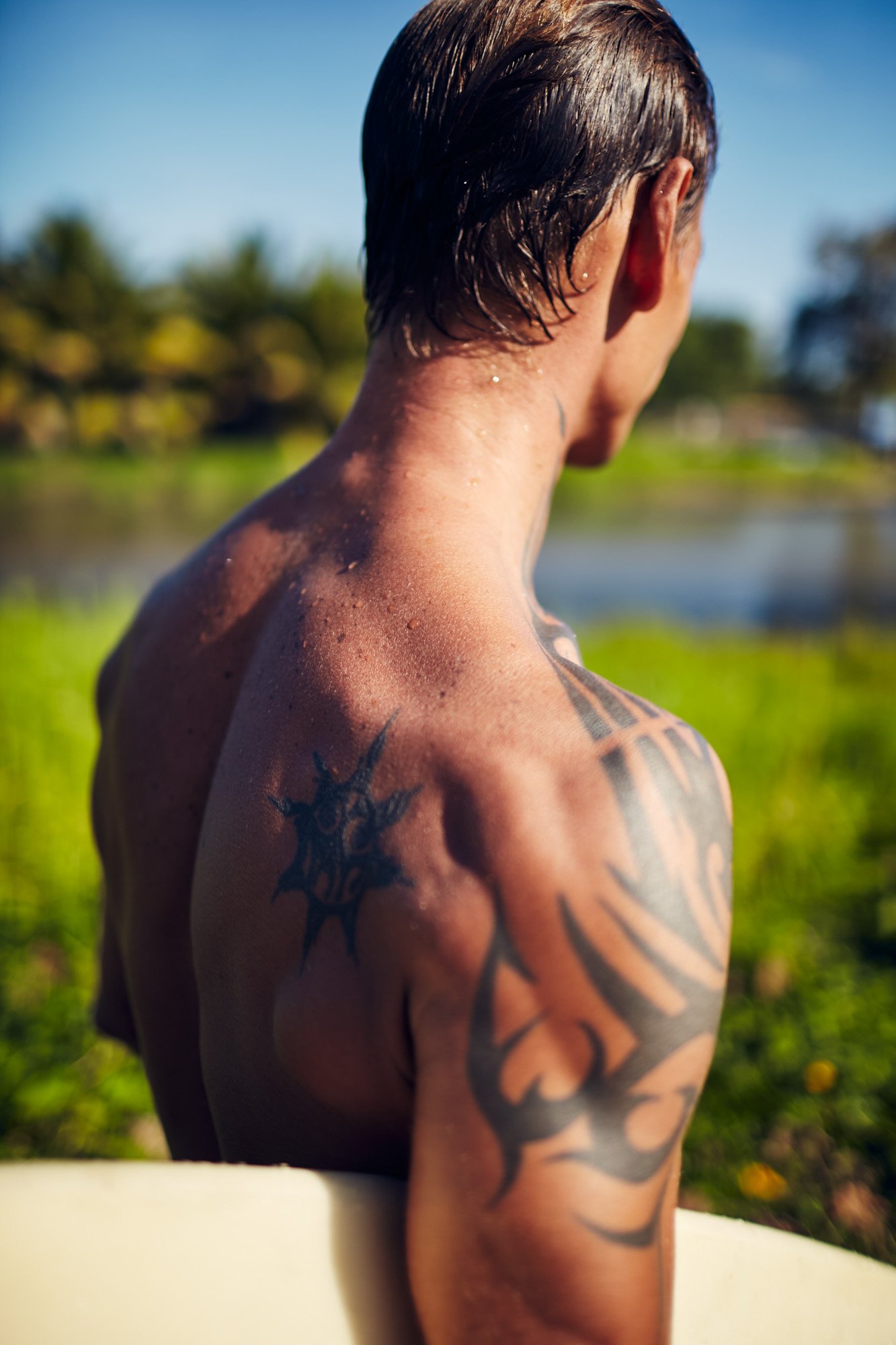 julianwalter-surfer-shoulder-tattoos-tahiti-frenchpolynesia.jpg
