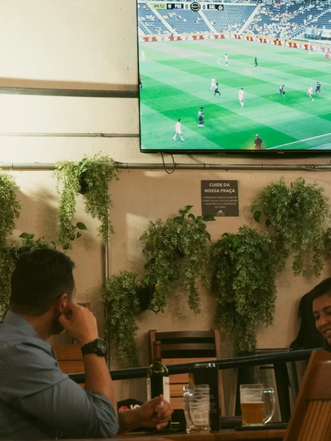 Palpite em dia e copo cheio! ⚽🍻
Aqui no BKIN, o seu conhecimento sobre futebol pode render um chopp gelado. No nosso Placar Premiado, voc&ecirc; assiste ao jogo com a galera e ainda tem a chance de ganhar o n&uacute;mero de gols em chopp se acertar 