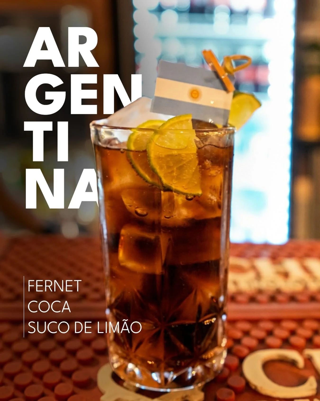 Se voc&ecirc; quer entender a Argentina, voc&ecirc; precisa provar isso aqui. 🇦🇷
O amargor do Fernet encontra o doce da Coca-Cola com a acidez do lim&atilde;o na medida exata. Um drink que n&atilde;o &eacute; para qualquer um, &eacute; para quem sa