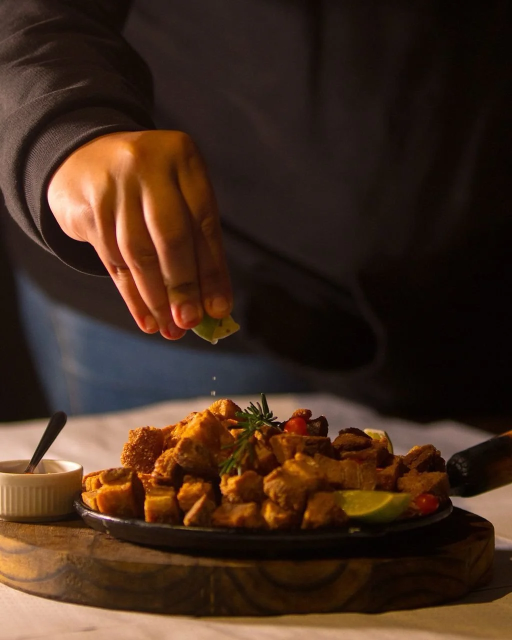 Torresmo artesanal, molho de goiaba picante e aquele lim&atilde;ozinho espremido por cima pra finalizar. Precisa de mais? 😍

A nossa por&ccedil;&atilde;o Pururuca &eacute; composta por torresmo &agrave; pururuca artesanal, crocante do jeito certo, e