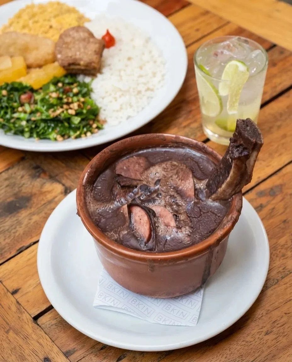 S&aacute;bado no BKIN tem ritual fixo: feijoada, chopp gelado e samba ao vivo, &agrave; tarde e ao ar livre.

Manda pra quem sempre fala &ldquo;bora qualquer dia&rdquo; e combina o pr&oacute;ximo.

👉 A casa t&aacute; de portas abertas, &eacute; s&oa