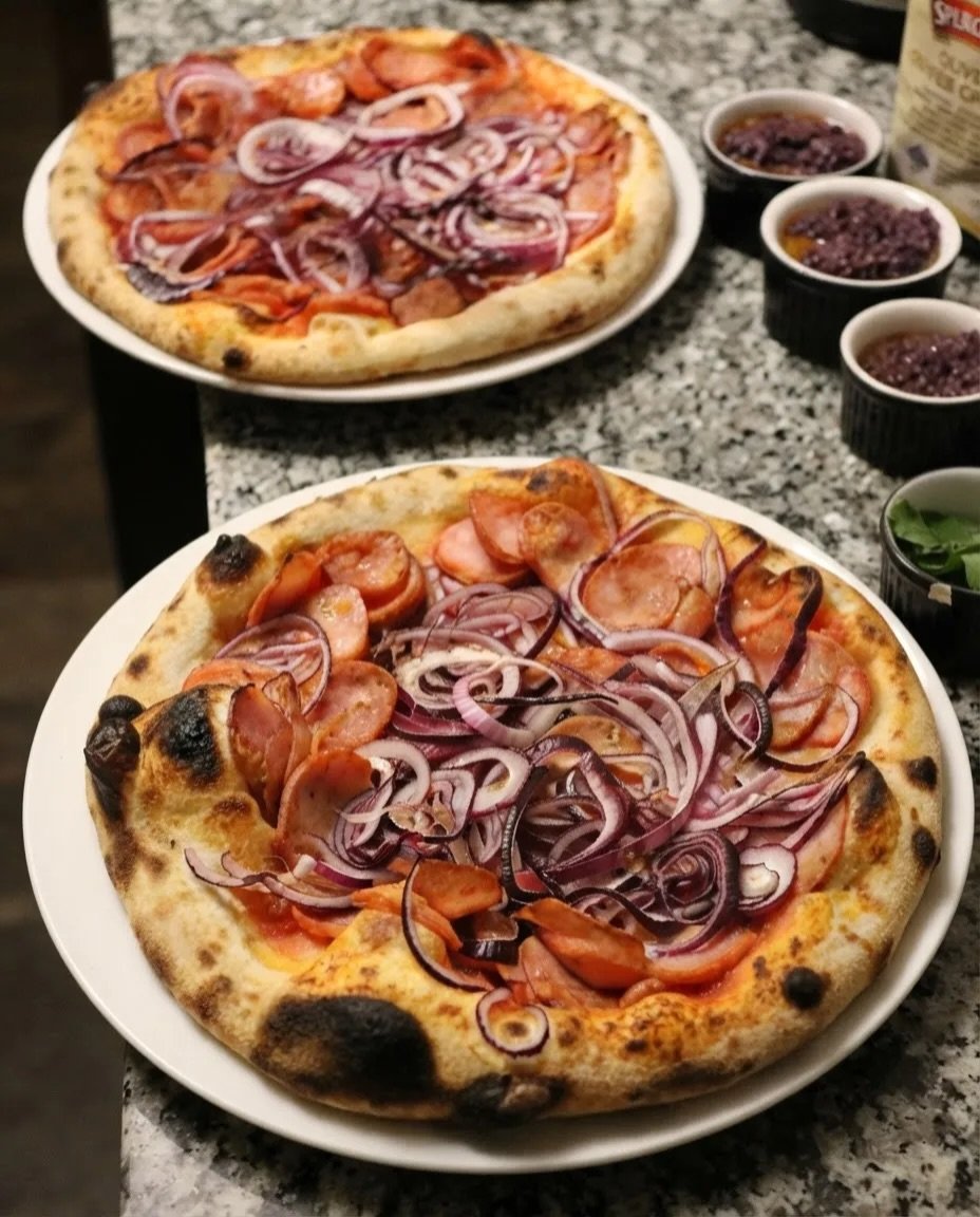 Calma, sua pizza n&atilde;o t&aacute; queimada e sim, perfeitamente assada! 🍕

Essas pintinhas escuras na borda t&ecirc;m at&eacute; nome: leopardo. Elas aparecem porque a pizza vai pro forno a lenha em temperatura alt&iacute;ssima e assa em poucos 