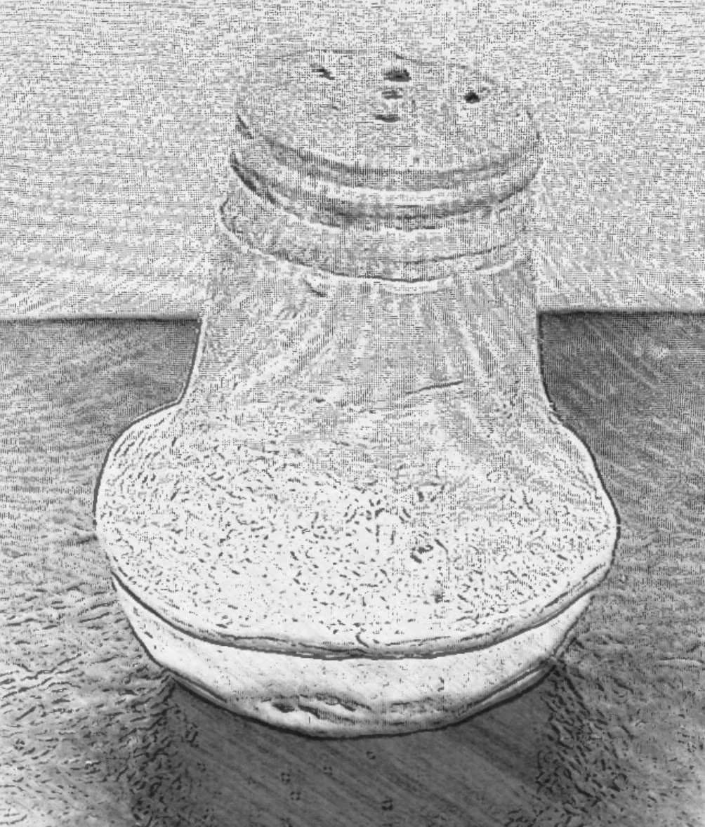 Een keramieken vaas met een brede ronde basis en een smallere hals, geplaatst op een houten oppervlak.