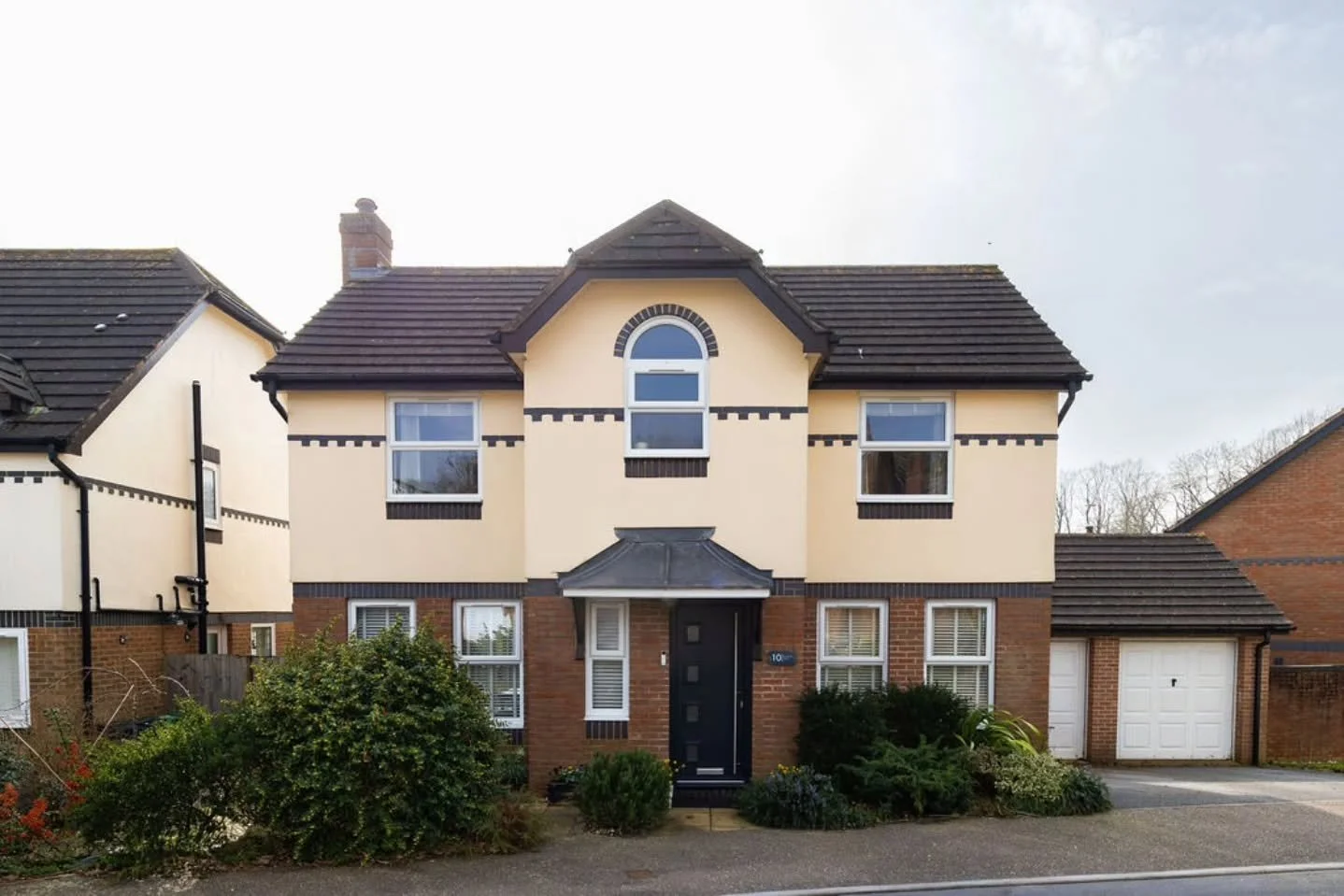 ✨️ NEW LISTING ✨️ 

We are delighted to present this impressive four bedroom detached property, boasting a range of attractive features throughout.

🏠 4 bedrooms
🛀 2 bathrooms, 3 toilets 
🚗 Double garage and driveway 
🌳 Landscaped garden 
🏘 Gard