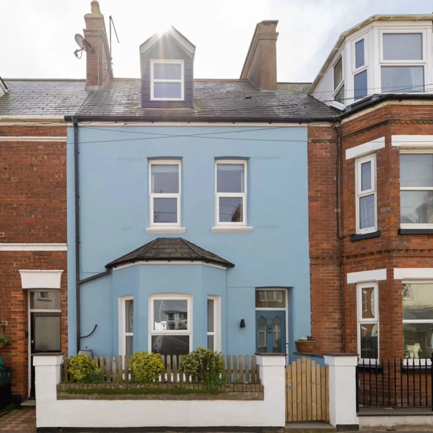 ✨️ NEW LISTING ✨️ 

We are pleased to present this immaculate 5 bedroom terraced property in an unbeatable location. 

🏠 5 bedrooms
🛀 3 bathrooms
🏡 Garden
🔗 Chain free
📌 Camperdown Terrace
💰 &pound;548,000 

📞 01395 201803 
📧 shaun@springesta