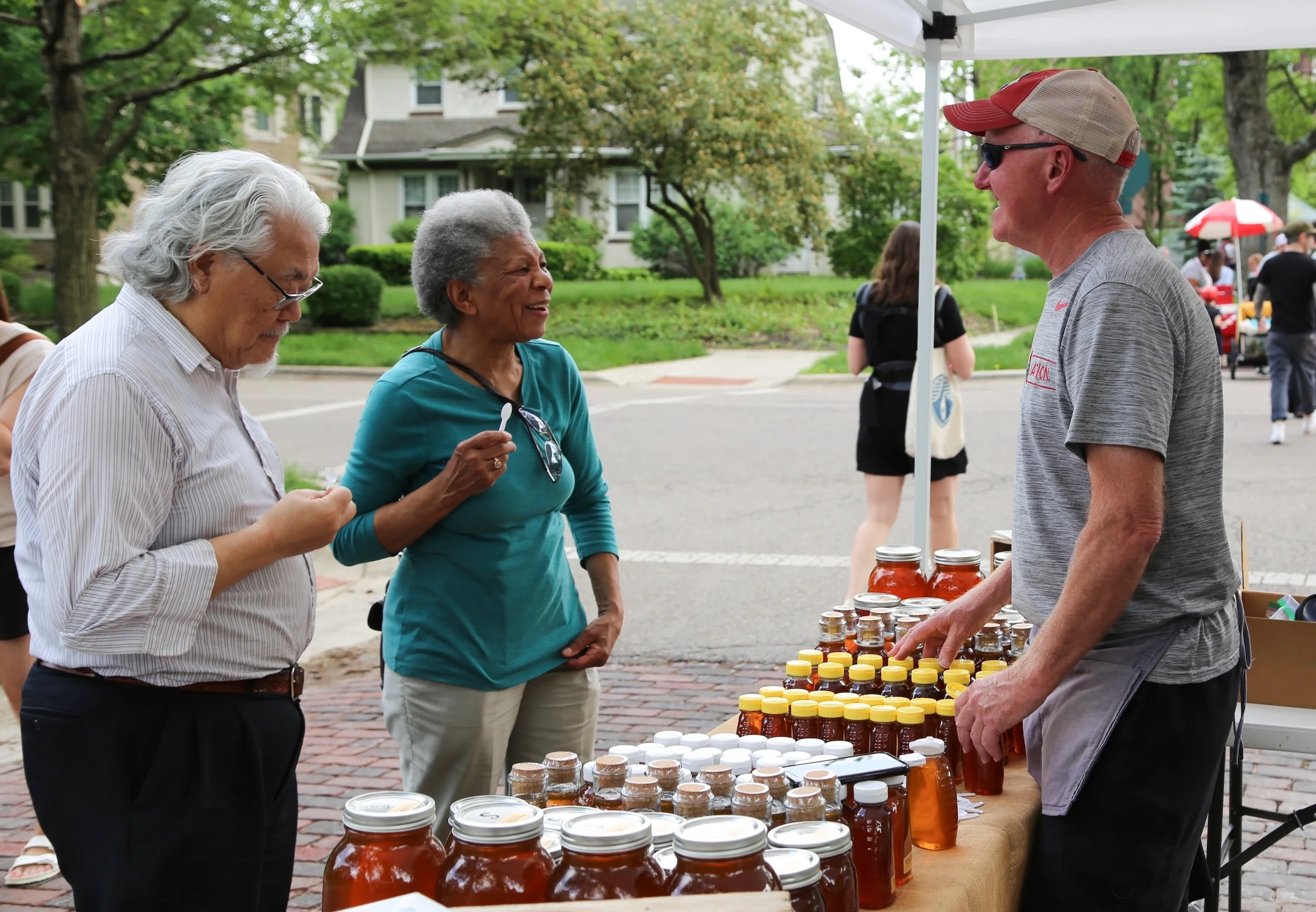 Couple shopping at farmers market in Bexley Ohio.jpg