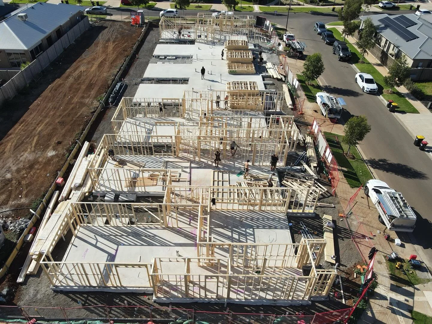 🏠 PROJECT CARLINGFORD 🏠 

The on-site team have started the week strong out at carlingford.

These 7 side by side architectural town homes will have the ground floor walls up on day 1 ready for steel install.

With our 18 in-house carpenters onsite