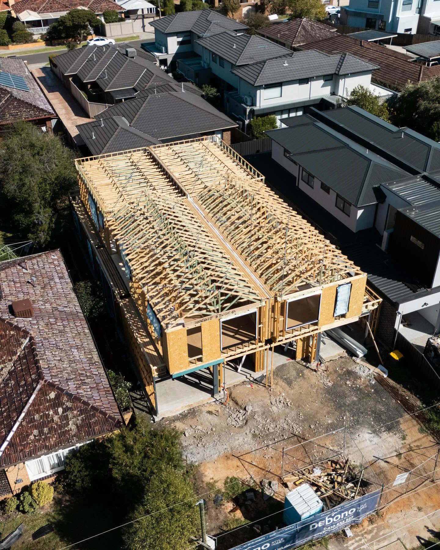 🏠 PROJECT MEDFIELD🏠

Check this out.

The crew have recently teamed up with @debono_style_homes on this custom duplex site. 

Delivering nothing but quality and efficiency, the team has already made this place the talking point of the street.

We c