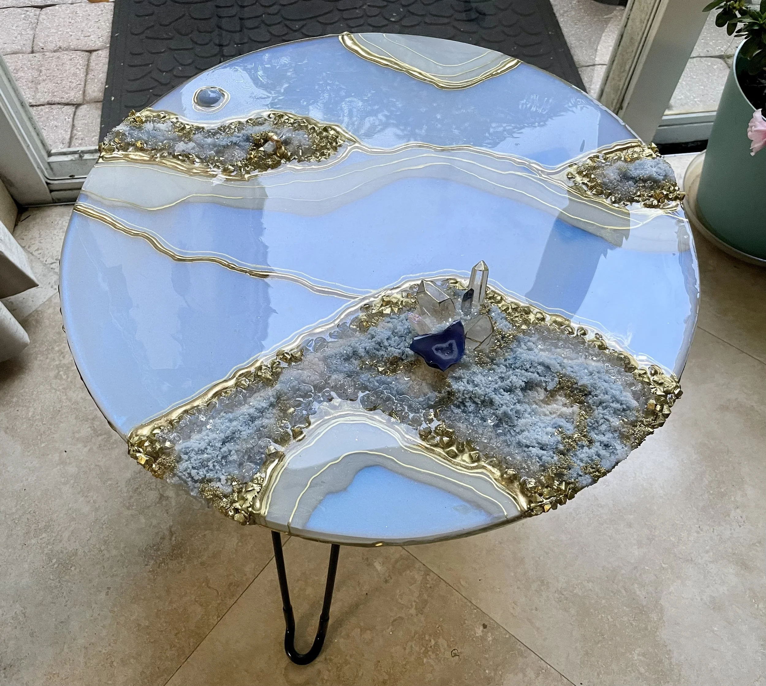 Blue Aura Resin Geode Table – Amethyst & Quartz with Foldable Hairpin Legs