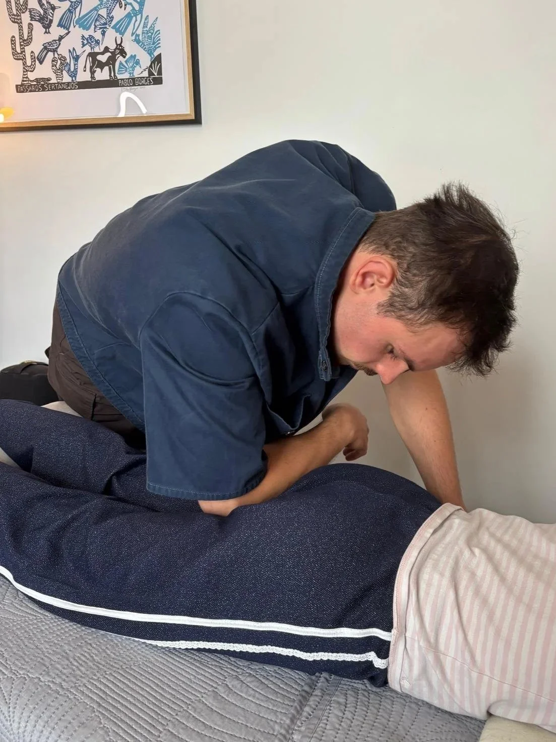 le praticien exécute une technique pour relâcher les tensions musculaires des ischios jambiers