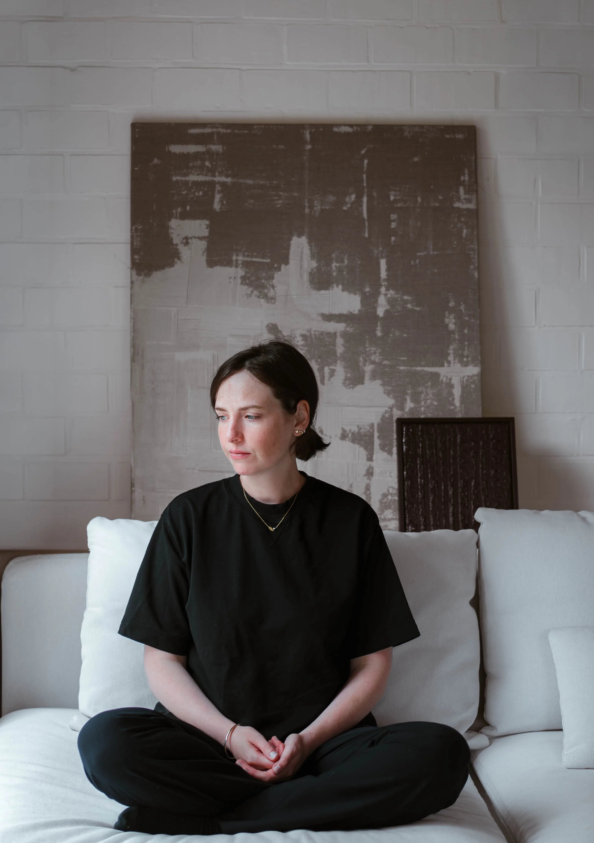 portret of Liesbet Neesen with art made by her in the background