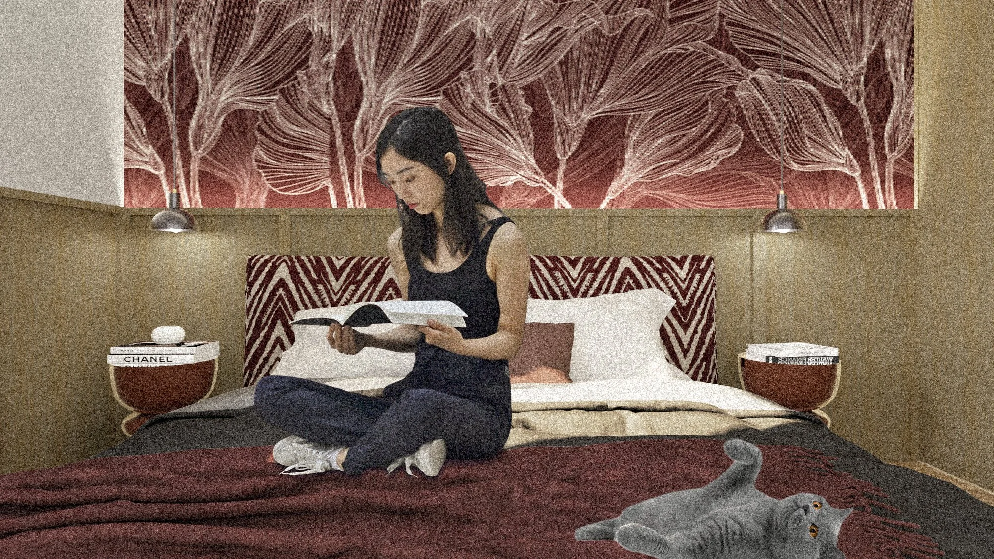Une femme assise sur un lit lisant un livre, avec une déco de forêt en arrière-plan. Il y a deux tables de chevet avec des livres, une à gauche portant le titre 'CHANEL' et une autre à droite. Une lampes suspendues éclairent la scène. Un chat gris es