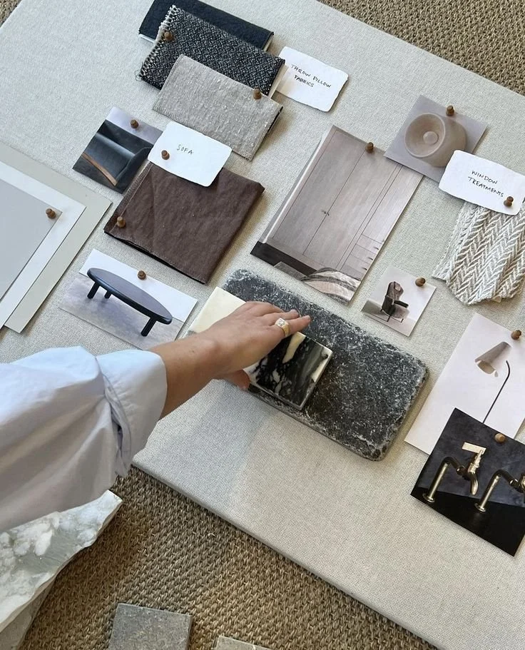 Échantillons de matériaux et matériaux pour décoration intérieure, comprenant des tissus pour coussins, des échantillons de bois, de céramique, de stratifié, des images de mobilier et de fenêtres, avec des notes écrites pour indiquer l'usage ou la pièce.