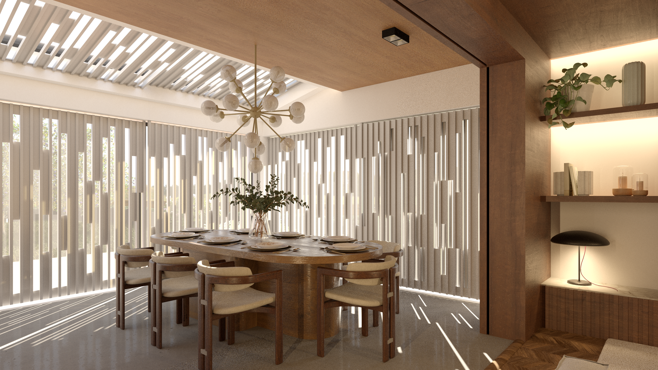 Salle à manger moderne avec une table en bois entourée de huit chaises, un chandelier moderne au plafond, des rayons de lumière naturelle filtrant à travers des panneaux en bois verticals, et des étagères murales avec des plantes et des objets décoratifs.