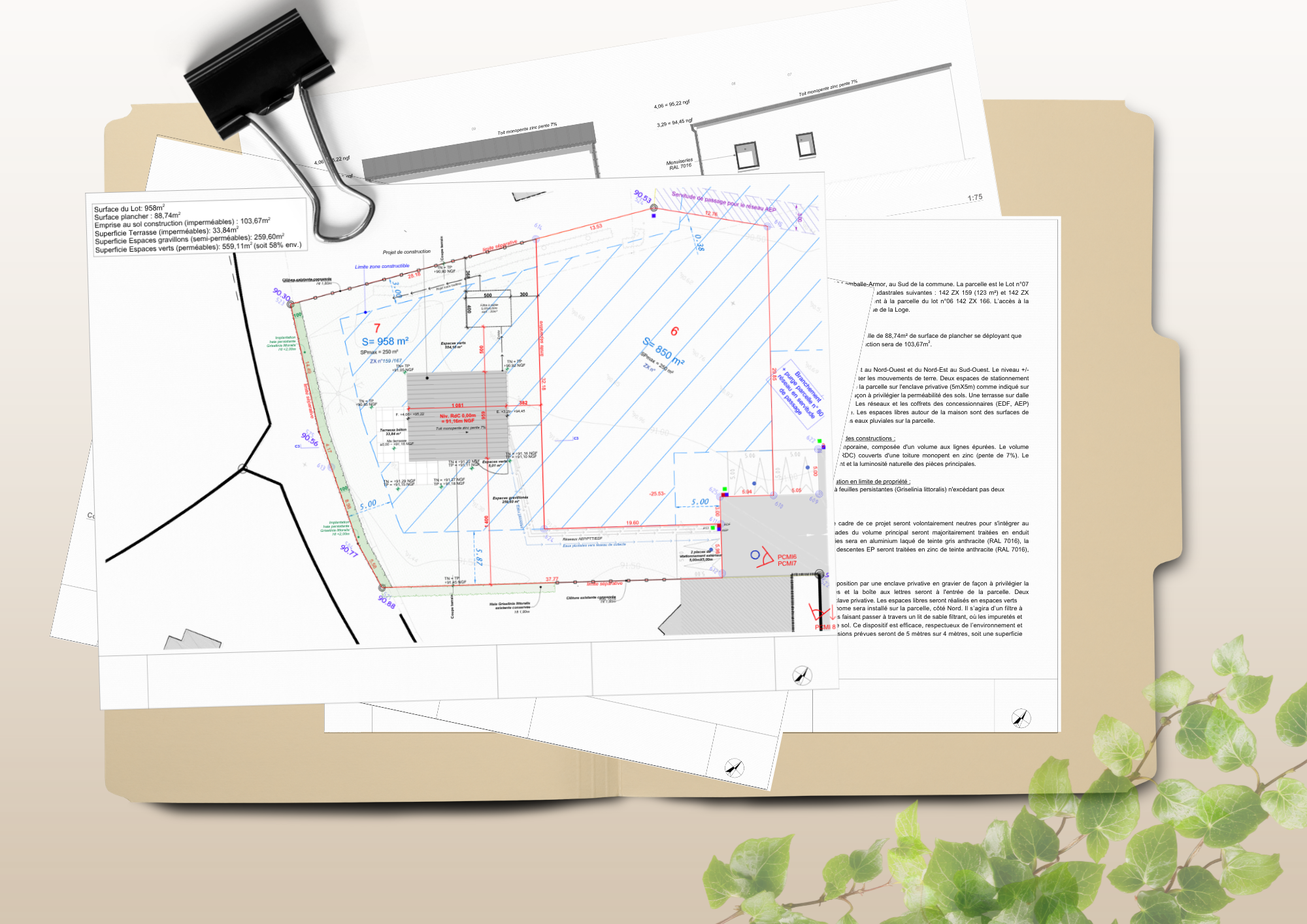 Plan d'urbanisme ou plan de construction avec annotations, codes couleurs, mesures, et textes techniques, posé sur une surface beige avec des feuilles vertes en coin.