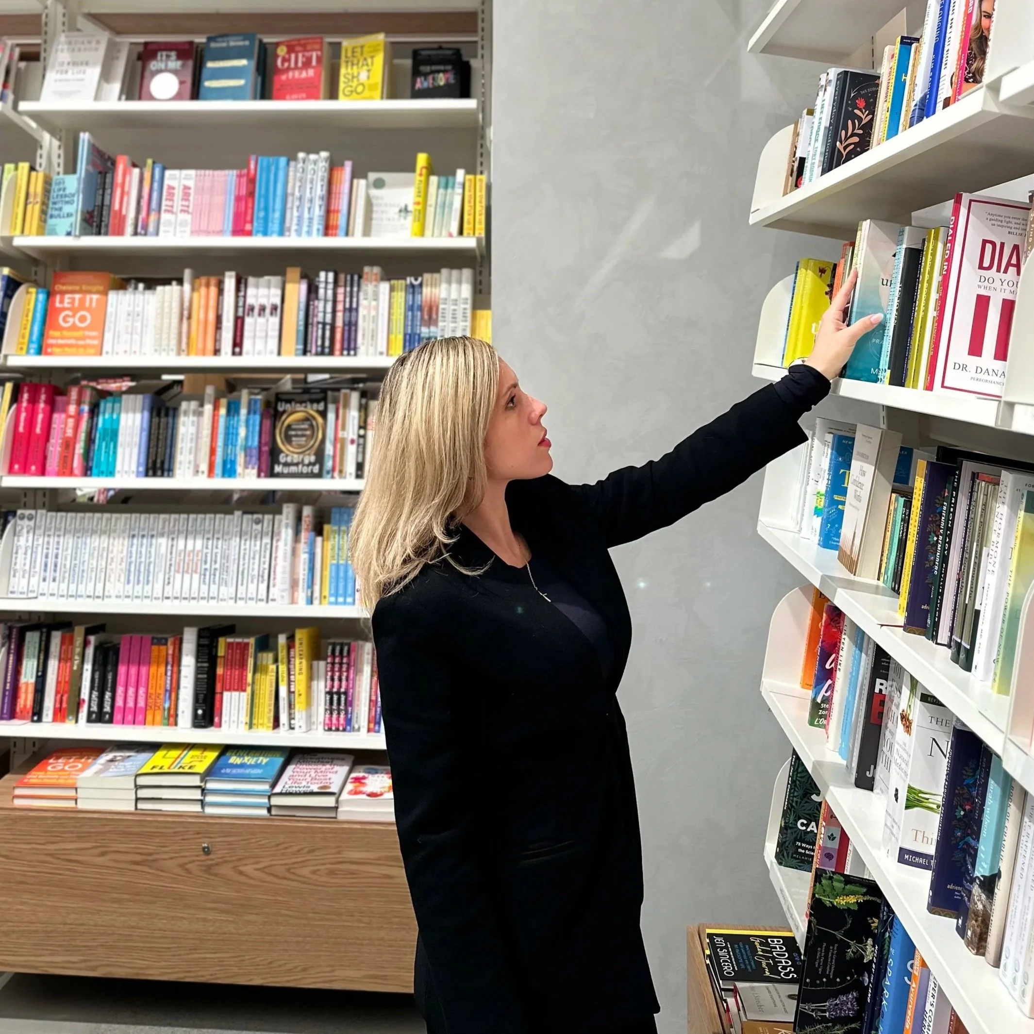 Retrato de Daly Salermo en una librería, autora y creadora de contenido espiritual enfocada en fe, transformación y poder de la palabra