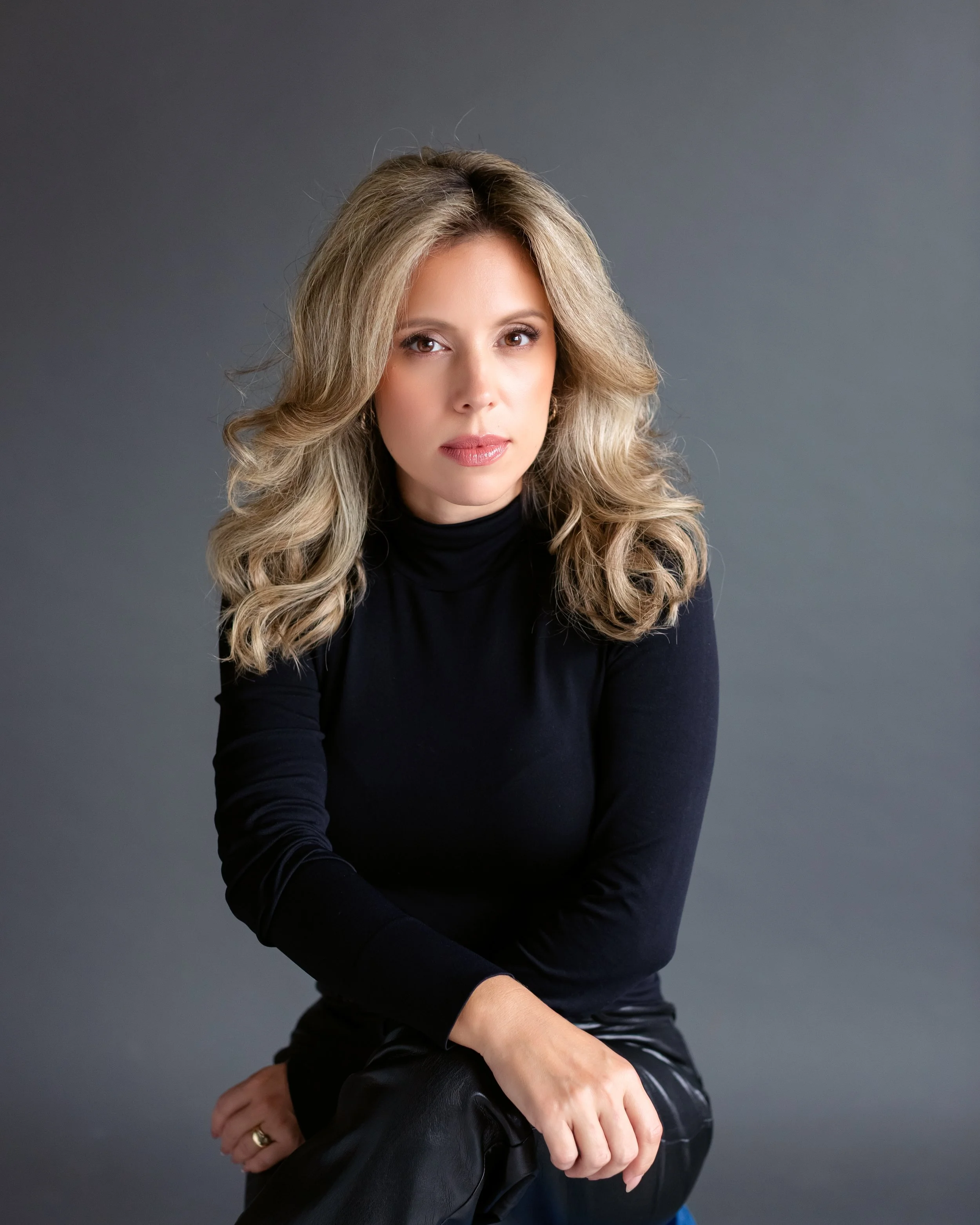 Fotografía oficial de Daly Salermo, autora y comunicadora de enseñanzas bíblicas sobre la fe y el poder de la palabra.