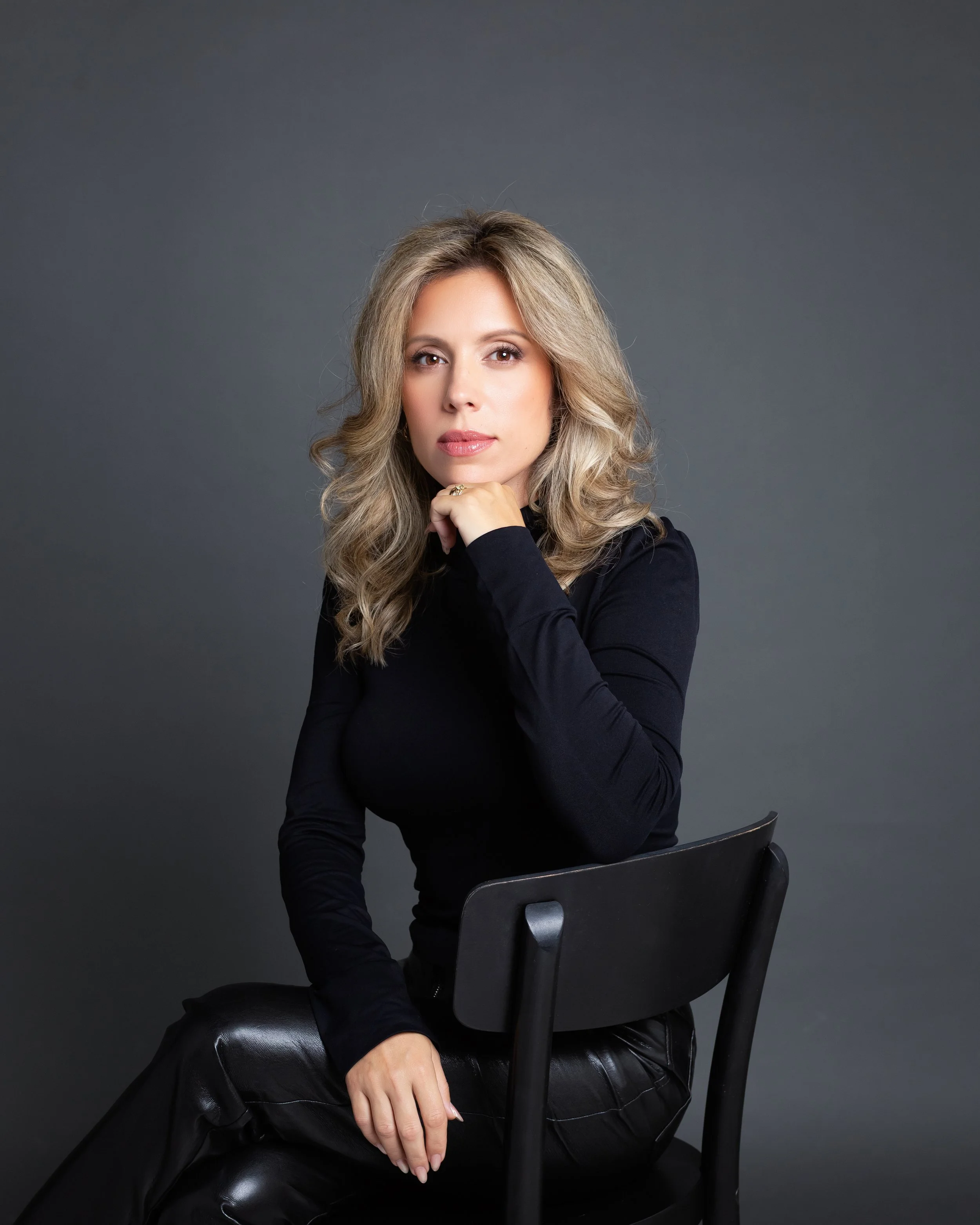 Fotografía profesional de Daly Salermo, autora, analista bíblica y comunicadora especializada en enseñanzas sobre la fe en Dios, el poder de la palabra y la transformación de la mente.