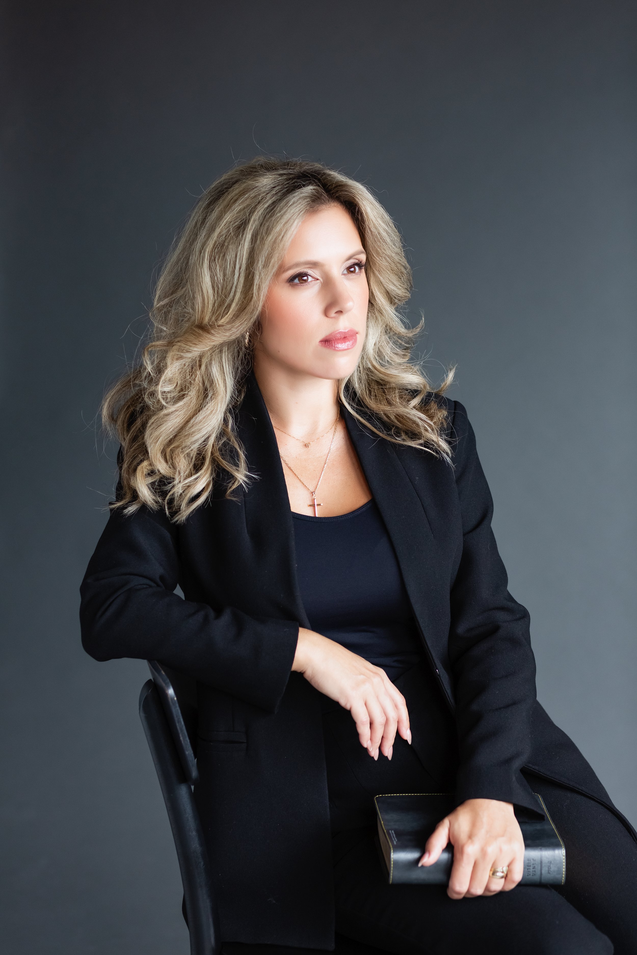 Fotografía profesional de Daly Salermo, autora, analista bíblica y comunicadora especializada en enseñanzas sobre la fe en Dios, el poder de la palabra y la transformación de la mente.