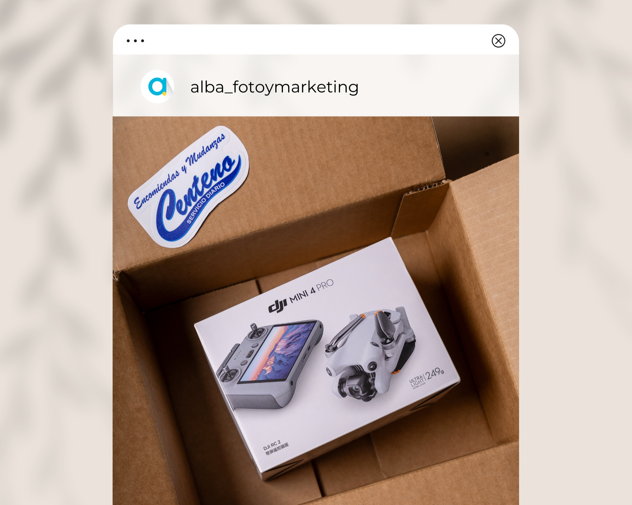 Caja de un drone DJI Mini 4 Pro en una caja de cartón con una etiqueta de envío de Encomienda en Ensenada, Baja California, México.